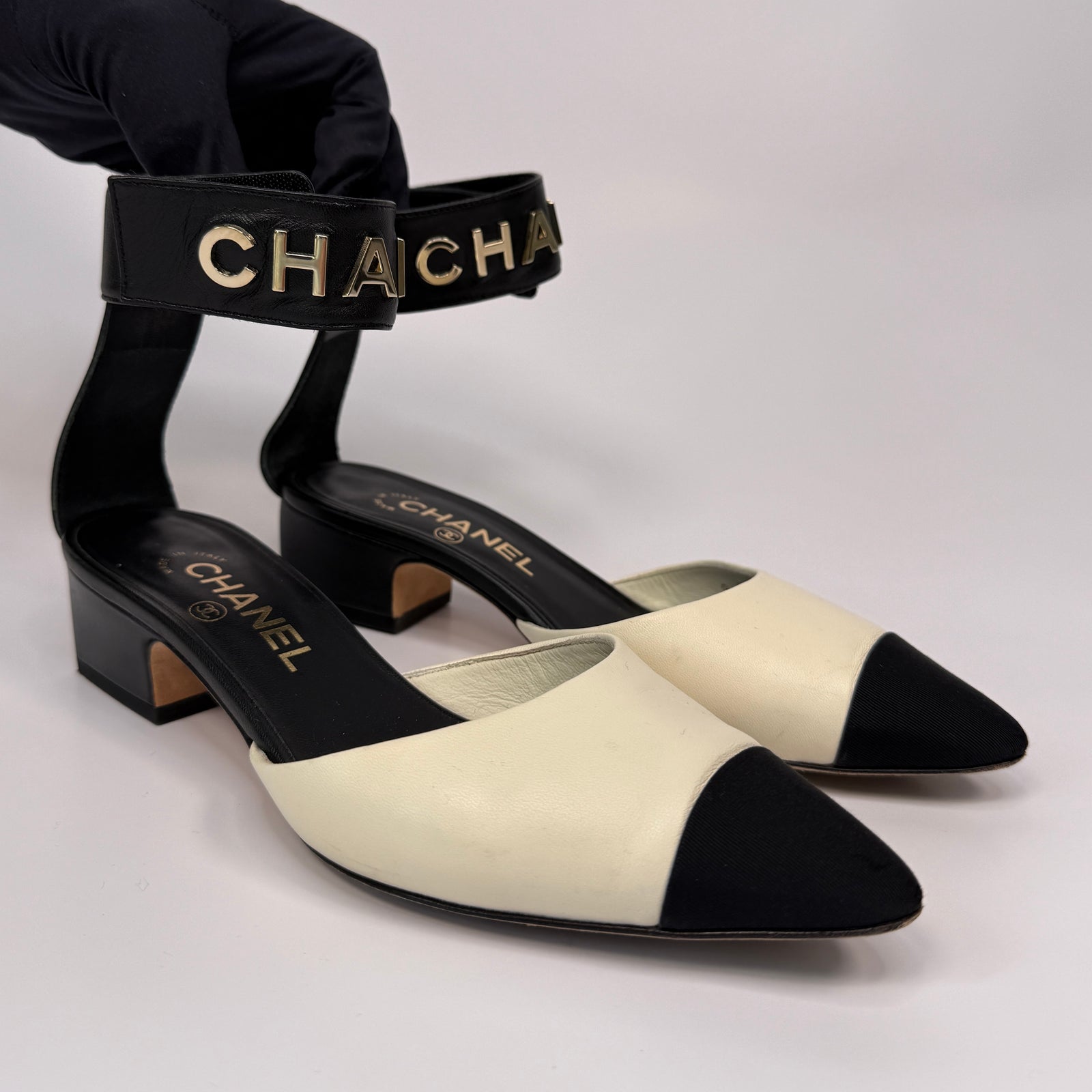 CHANEL シャネル キルティング ハイヒール ベージュ・ブラック シャネル」のアイコン、キルティングバッグとフラットシューズを