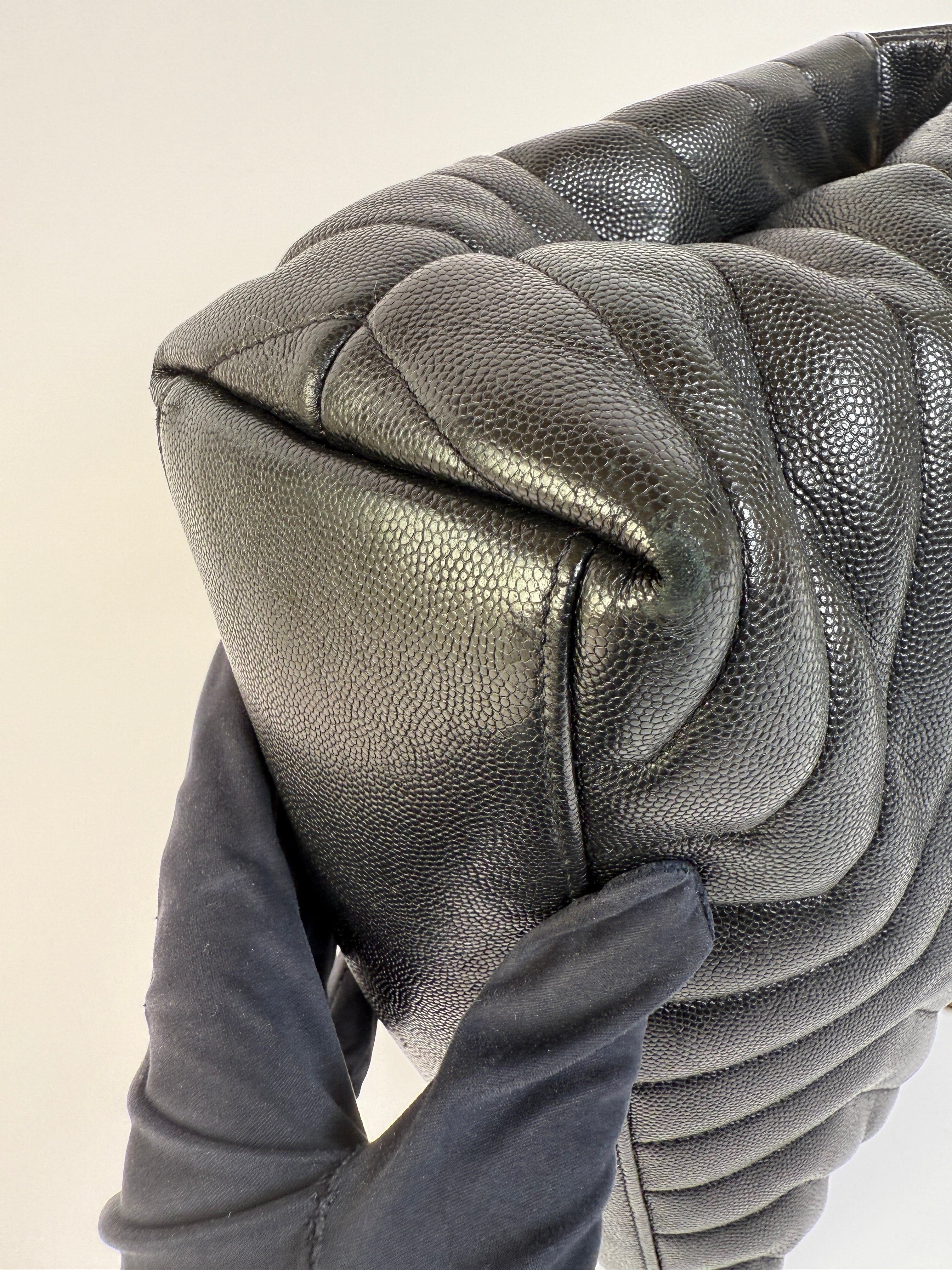 Saint Laurent Medium Grain De Poudre Loulou Shoulder Bag