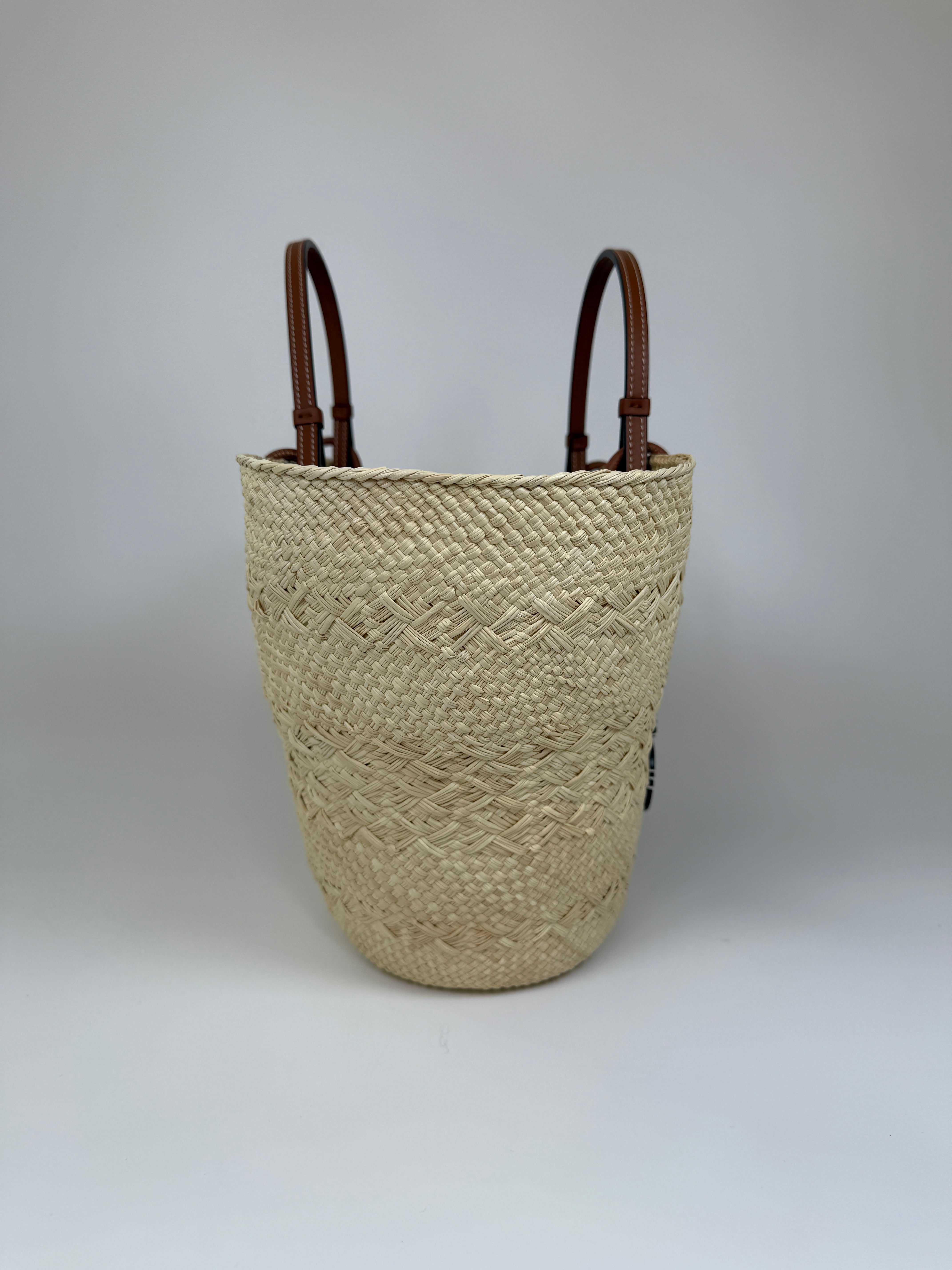 Authentic and preloved Loewe Paula's Ibiza Anagram Basket Bag In Excellent Condition. 100% Authenticity guarantee 