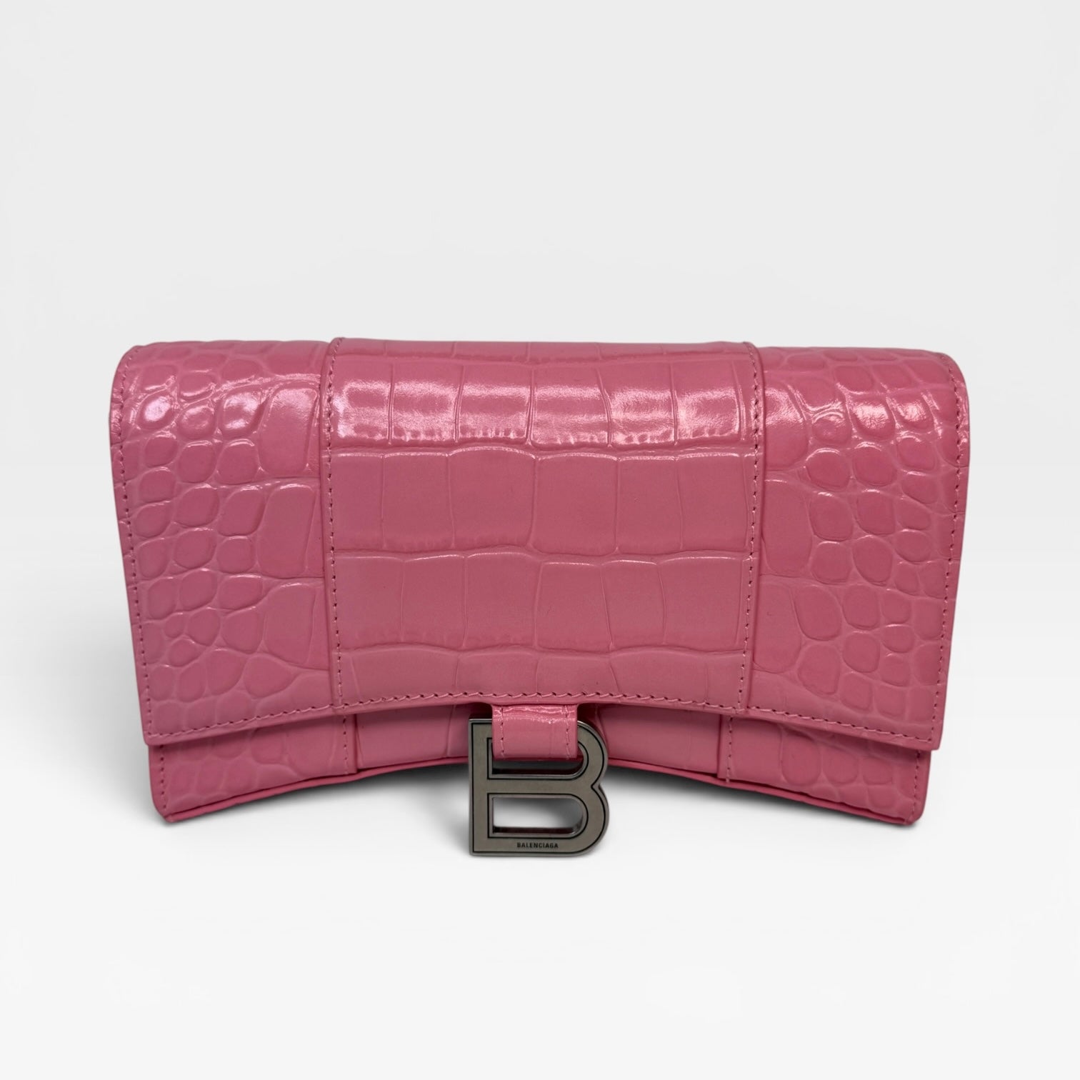 Balenciaga Croc Embossed Hourglass Wallet On Chain In Pink Leather With Gold Hardware.
Authentic Pre Loved Verified by Luxe Cheshire Trusted Designer resale 