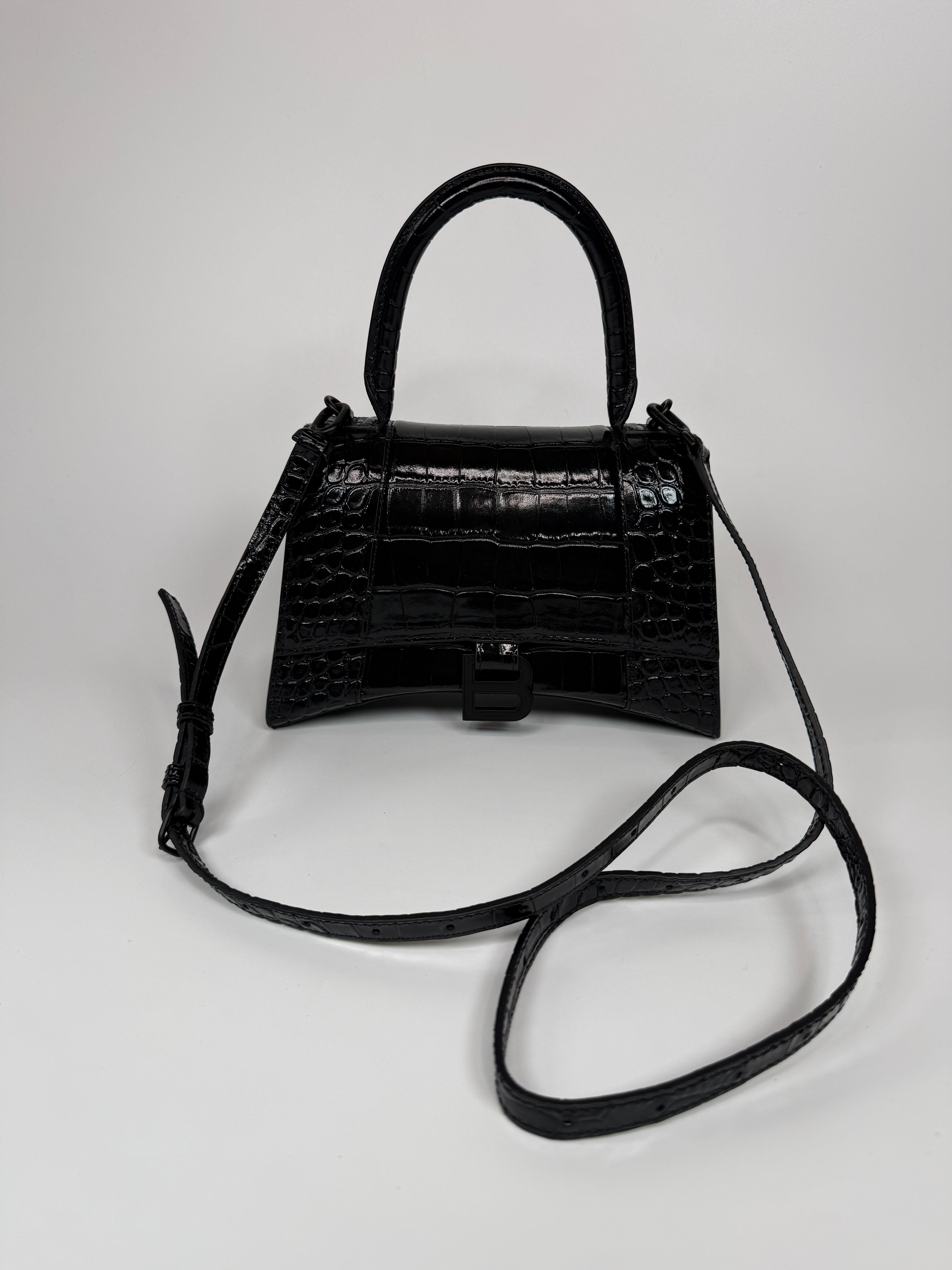 Balenciaga Small Croc Embossed Hourglass Bag In Black Leather With Black Hardware In excellent Condition.
Authentic Pre Loved Verified by Luxe Cheshire Trusted Designer resale 