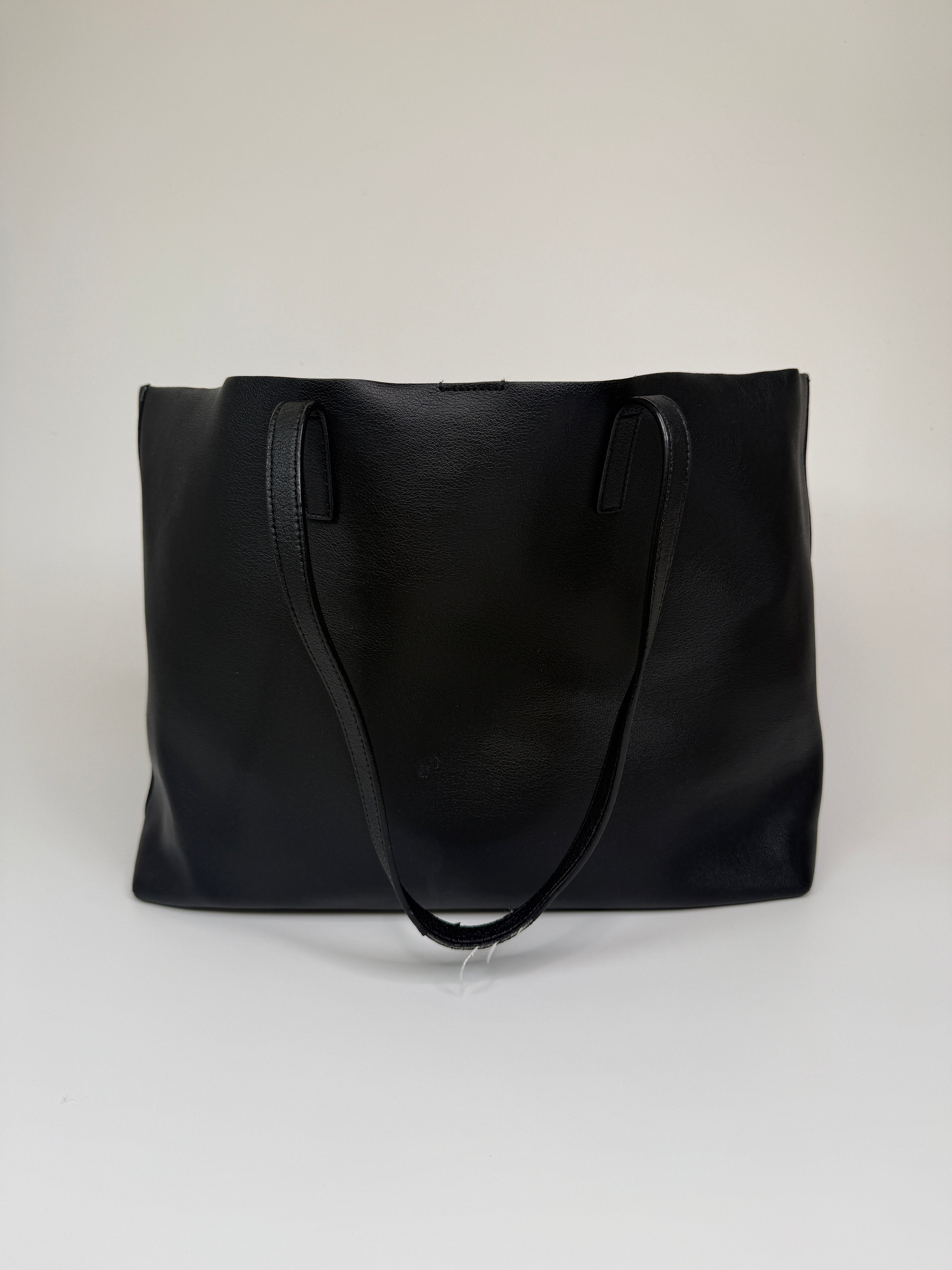 aAuthentic and preloved Saint Laurent Shopping Tote In Black Leather. 100%  Authenticity guarantee 