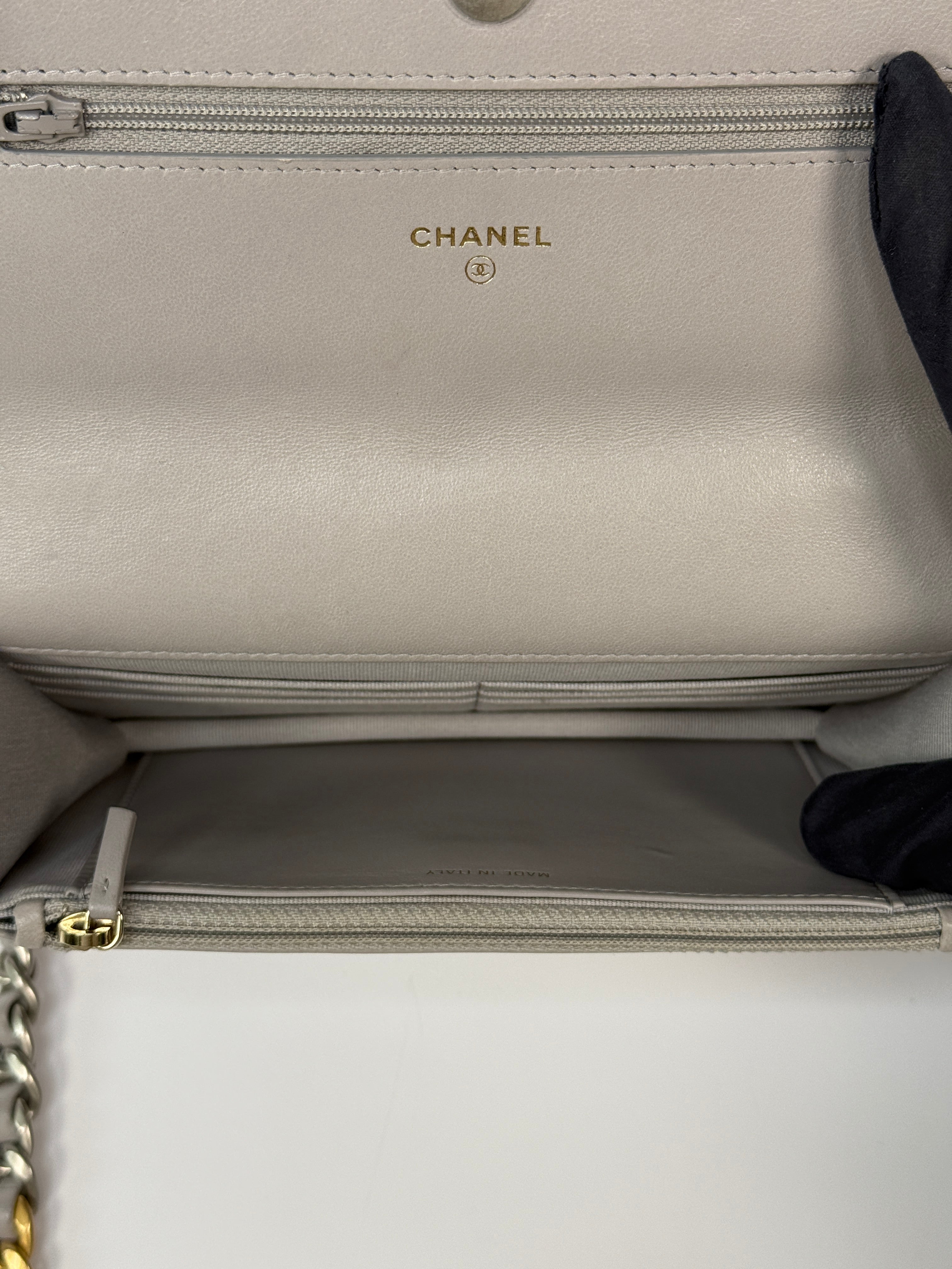 Chanel 19 Wallet On Chain
Pre Loved & Authentic 