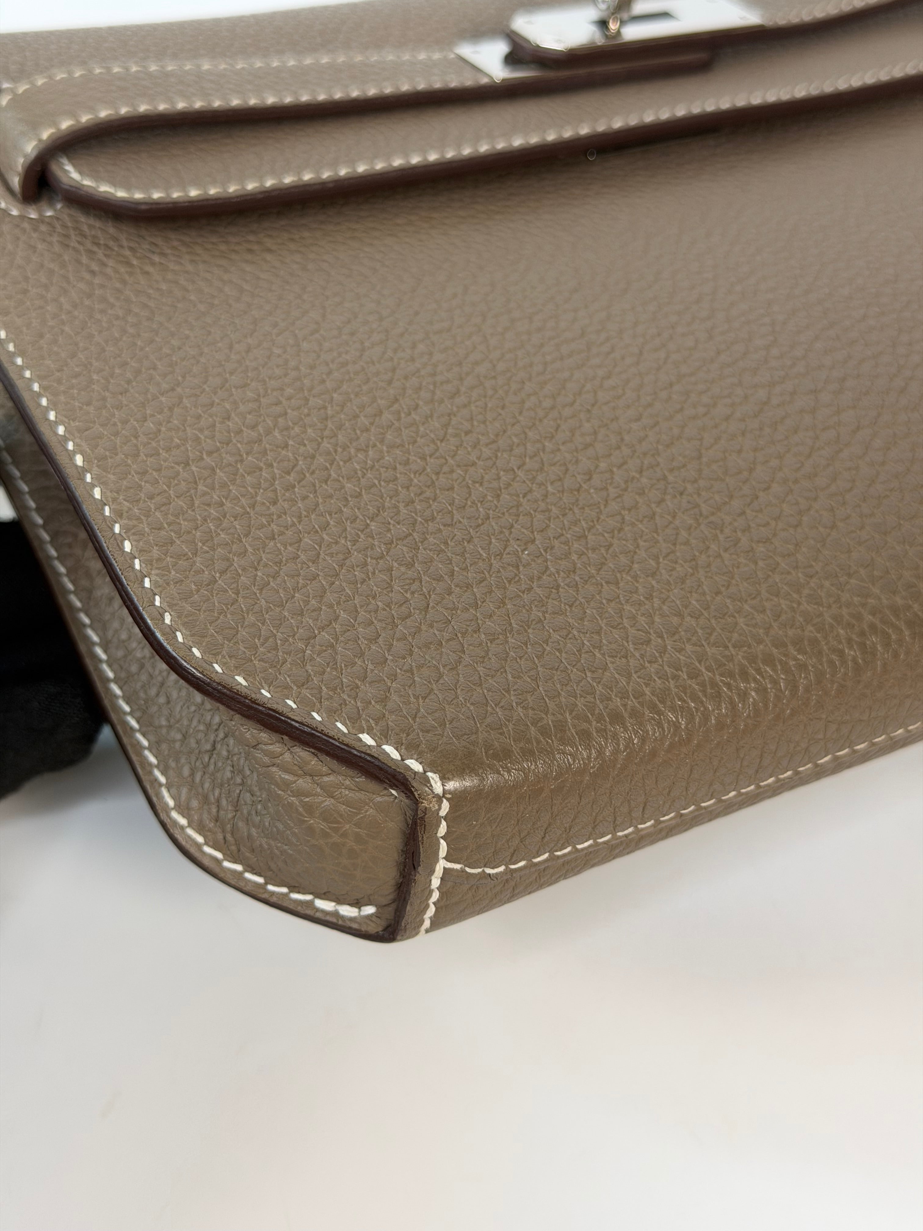 Hermès Depeches 25 In Etoupe Togo Leather With Palladium Hardware in excellent condition 100% authentic and preloved