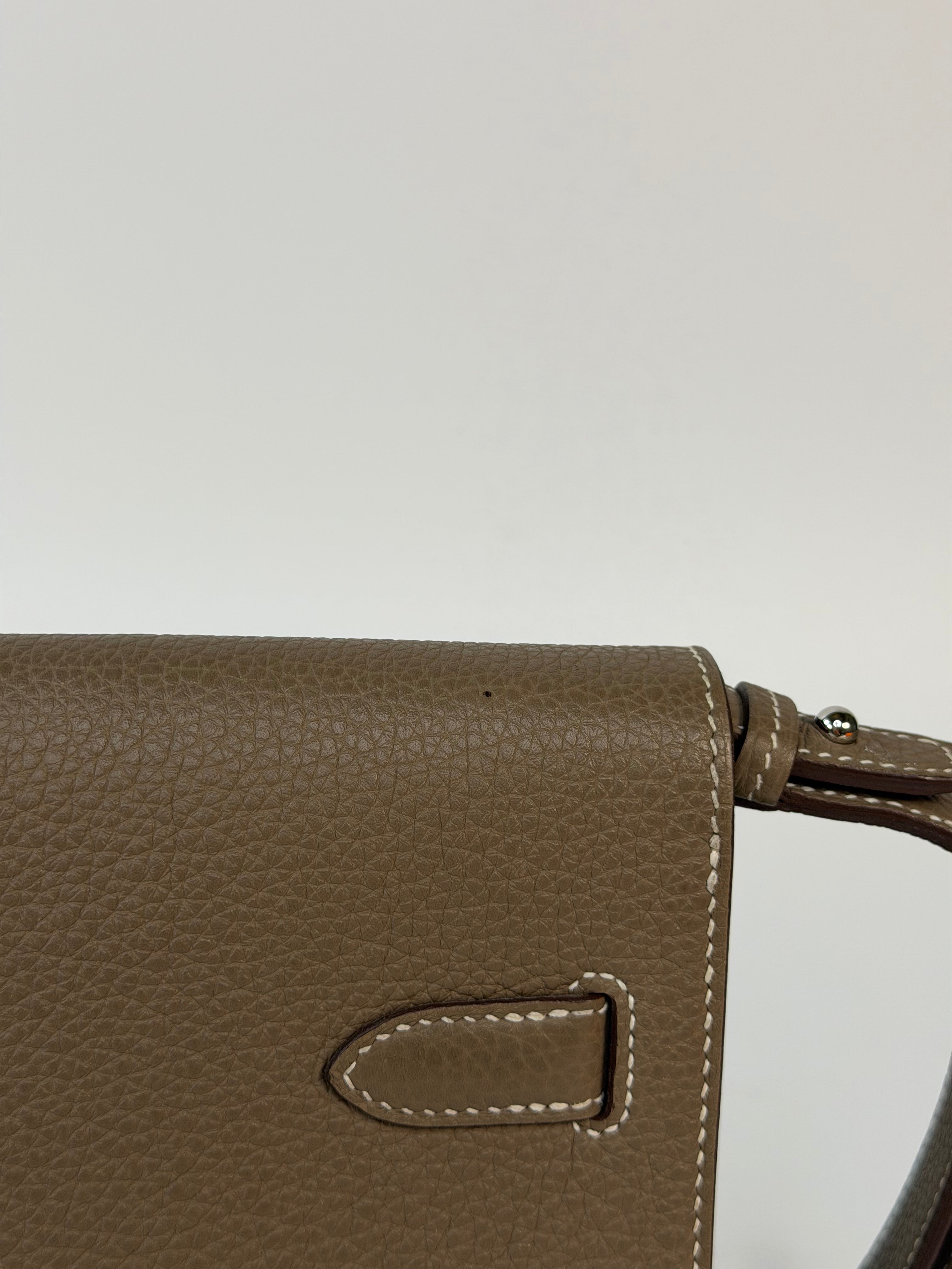 Hermès Depeches 25 In Etoupe Togo Leather With Palladium Hardware in excellent condition 100% authentic and preloved