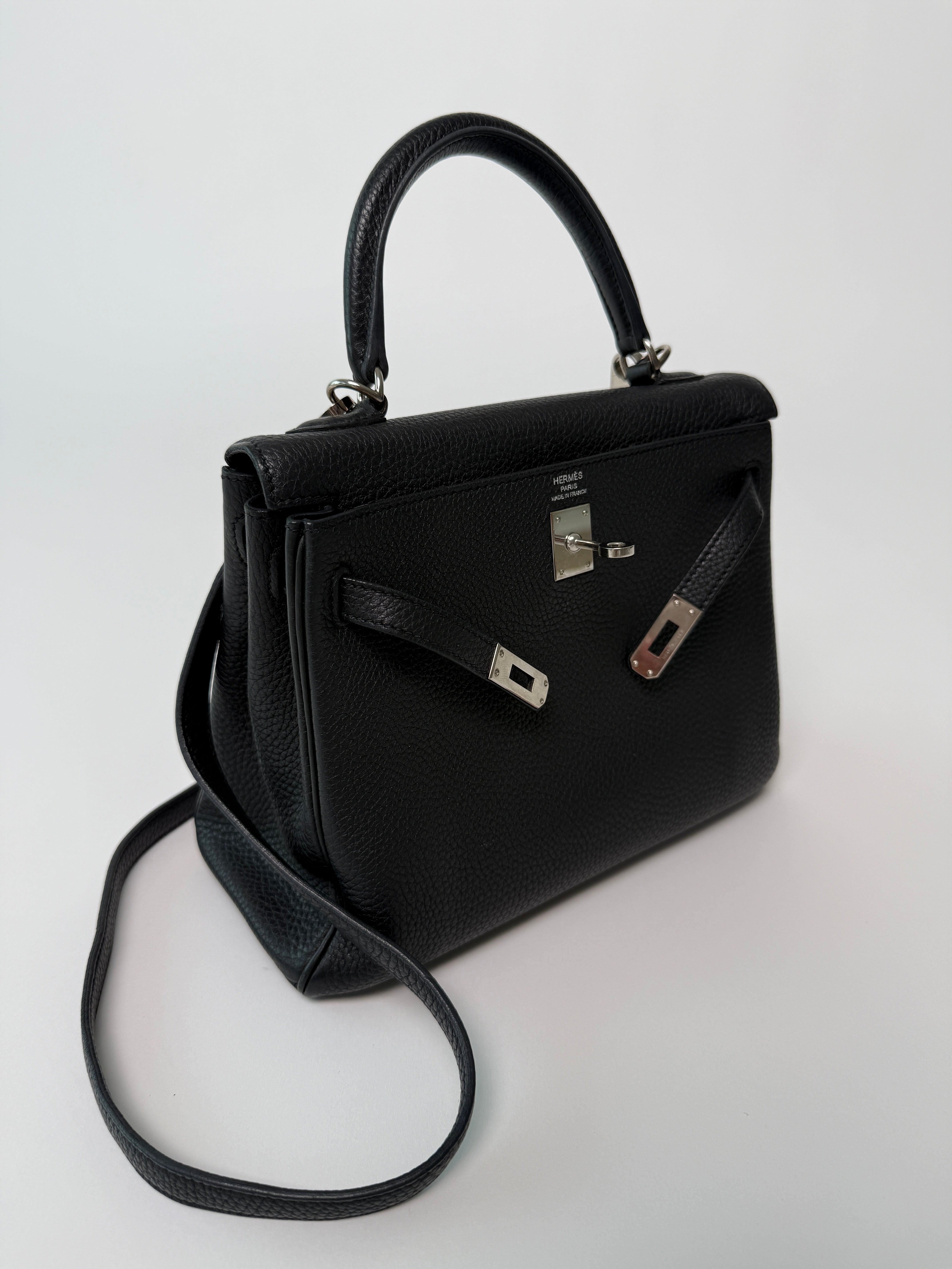 Authentiic Hermès Kelly 25 In Nior Togo Leather with palladium hardware.