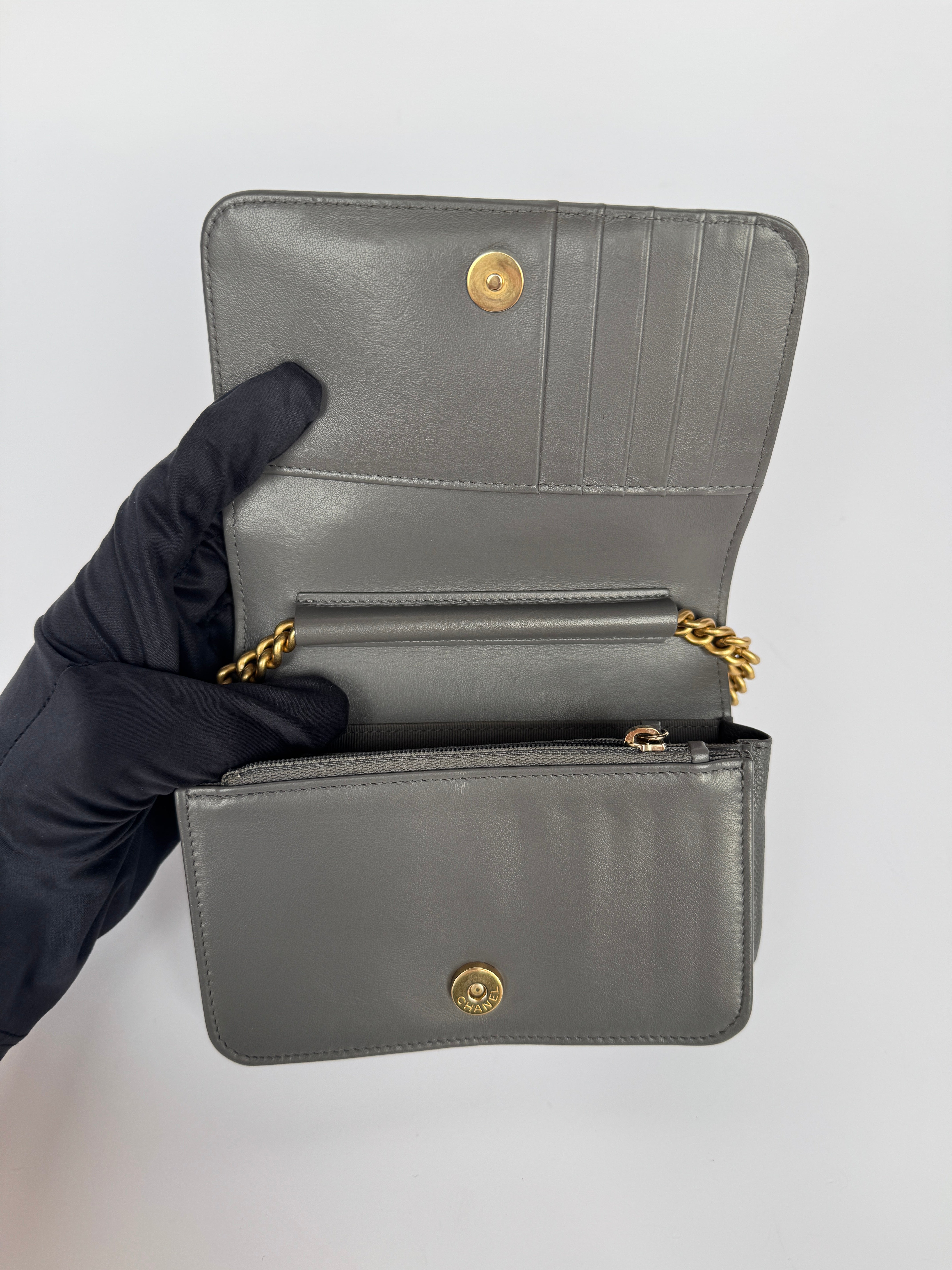 Chanel Boy Square Wallet On Chain In Grey Caviar Gold Hardware
Pre Loved & Authentic 