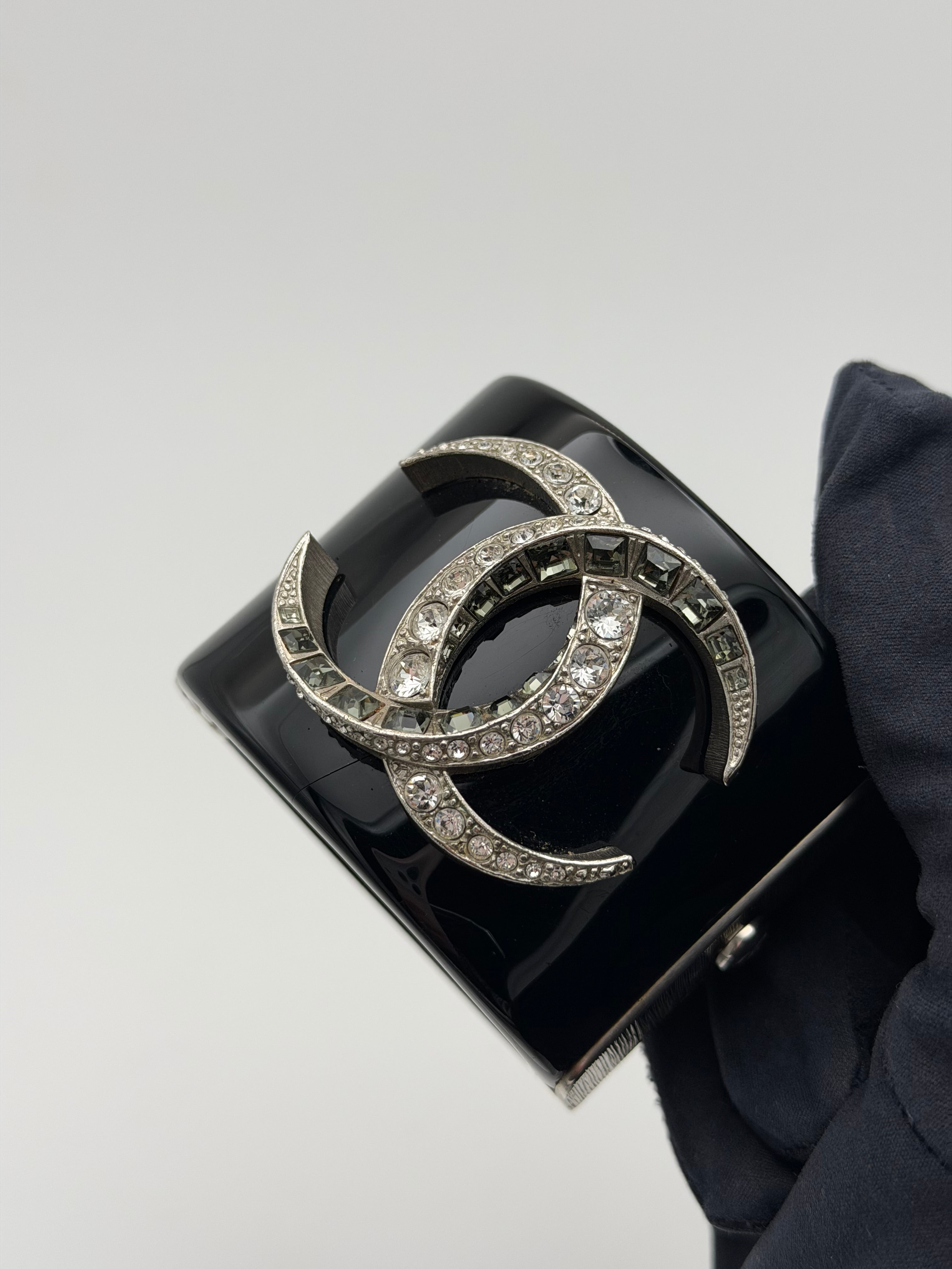 Chanel cc Black resin and rhinestone cuff in black enamel. Very Good condition. Authentic and preloved. 