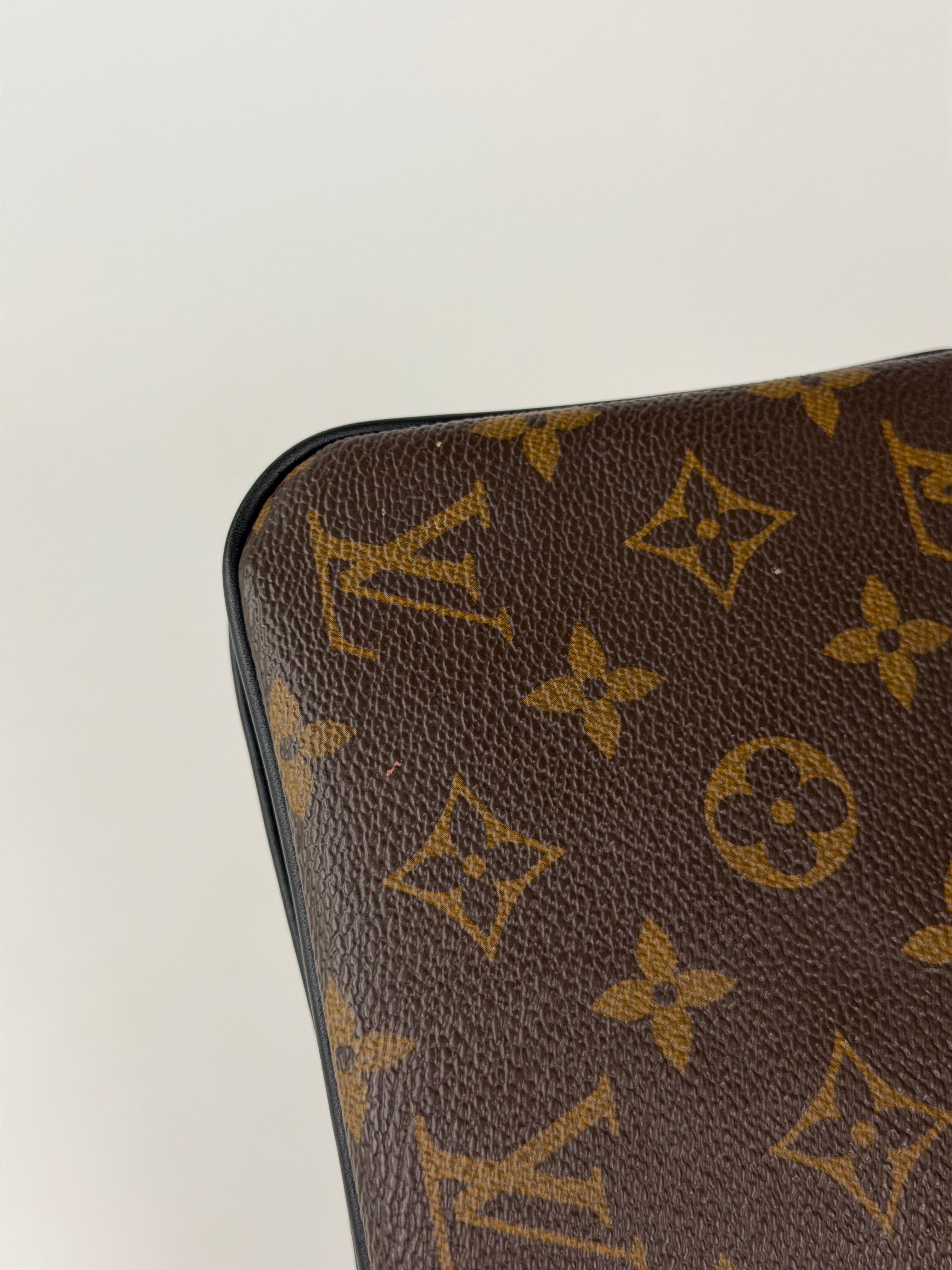 Louis Vuitton Double Zip Pochette In Monogram Canvas in excellent condition 100% authentic and preloved 