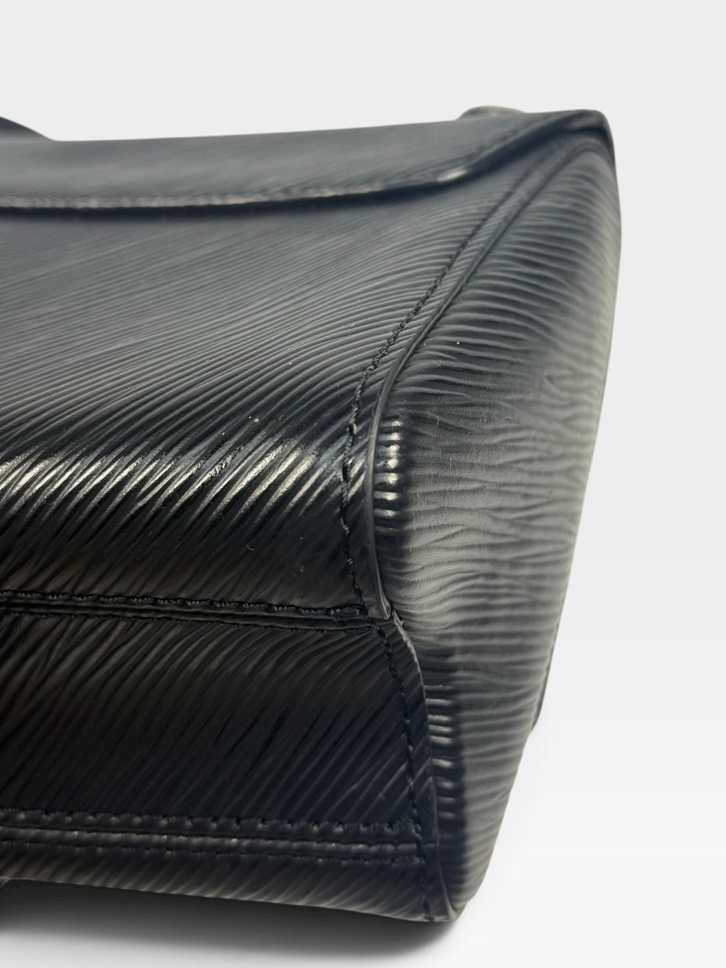 Louis Vuitton Twist PM Shoulder Bag In Black Epi Leather With Silver Hardware. 100% authentic and pre loved in excellent condition. 