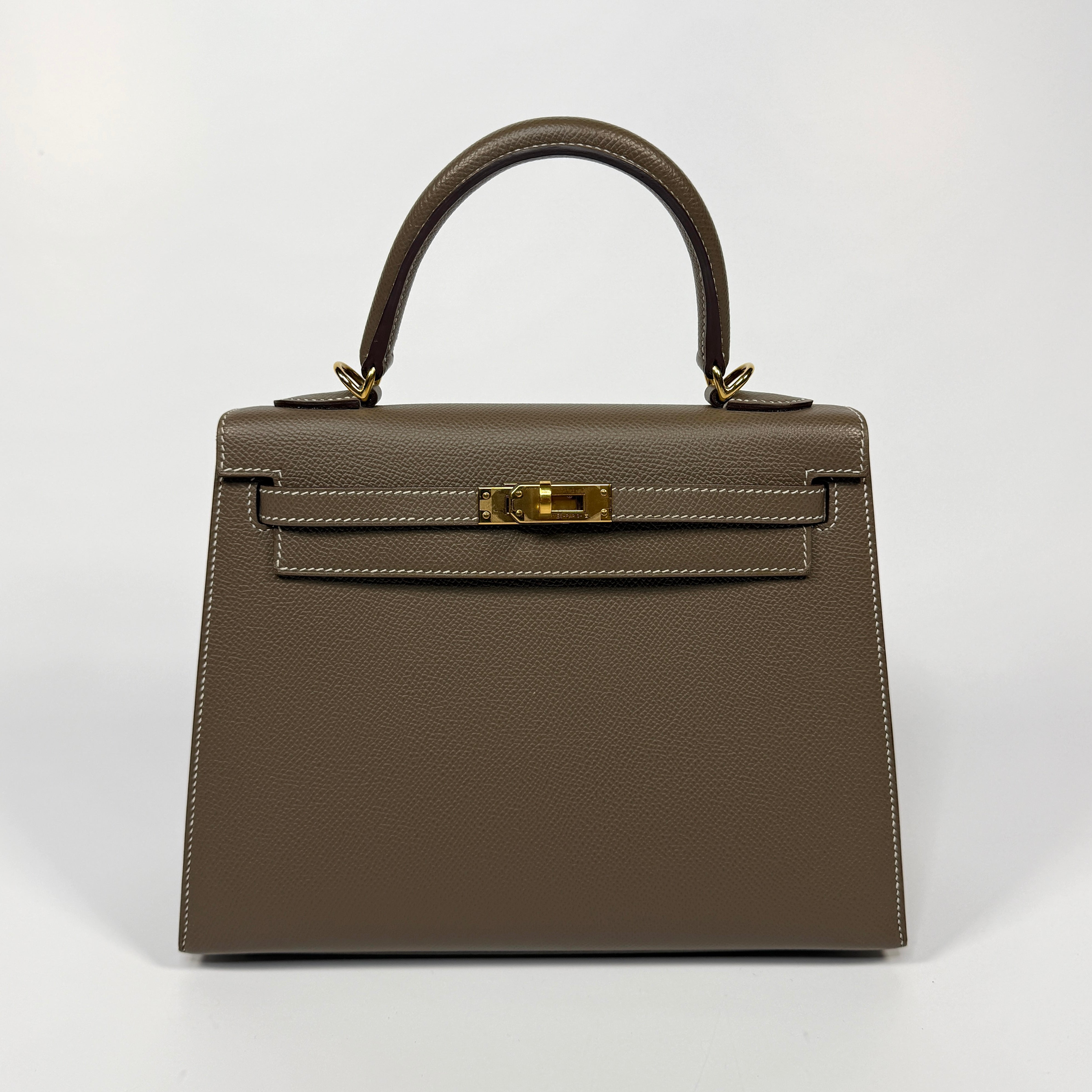 Hermès Kelly 25 Sellier In Etoupe Epsom Leather With Gold Hardware. Excellent authentic prloved condition. 