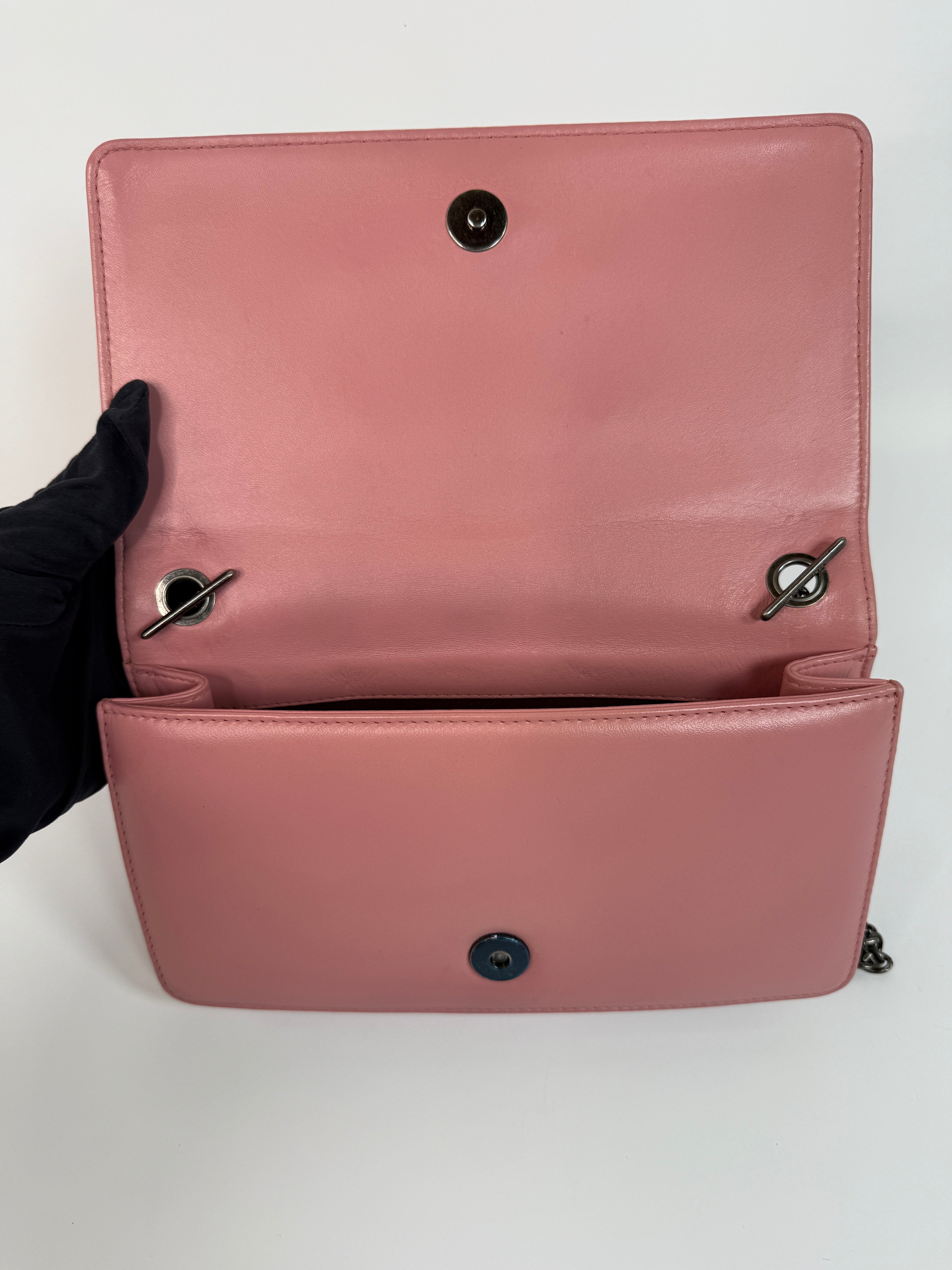 Chanel pink plexiglass Horizontal Boy Brick Bag
Pre Loved & Authentic 