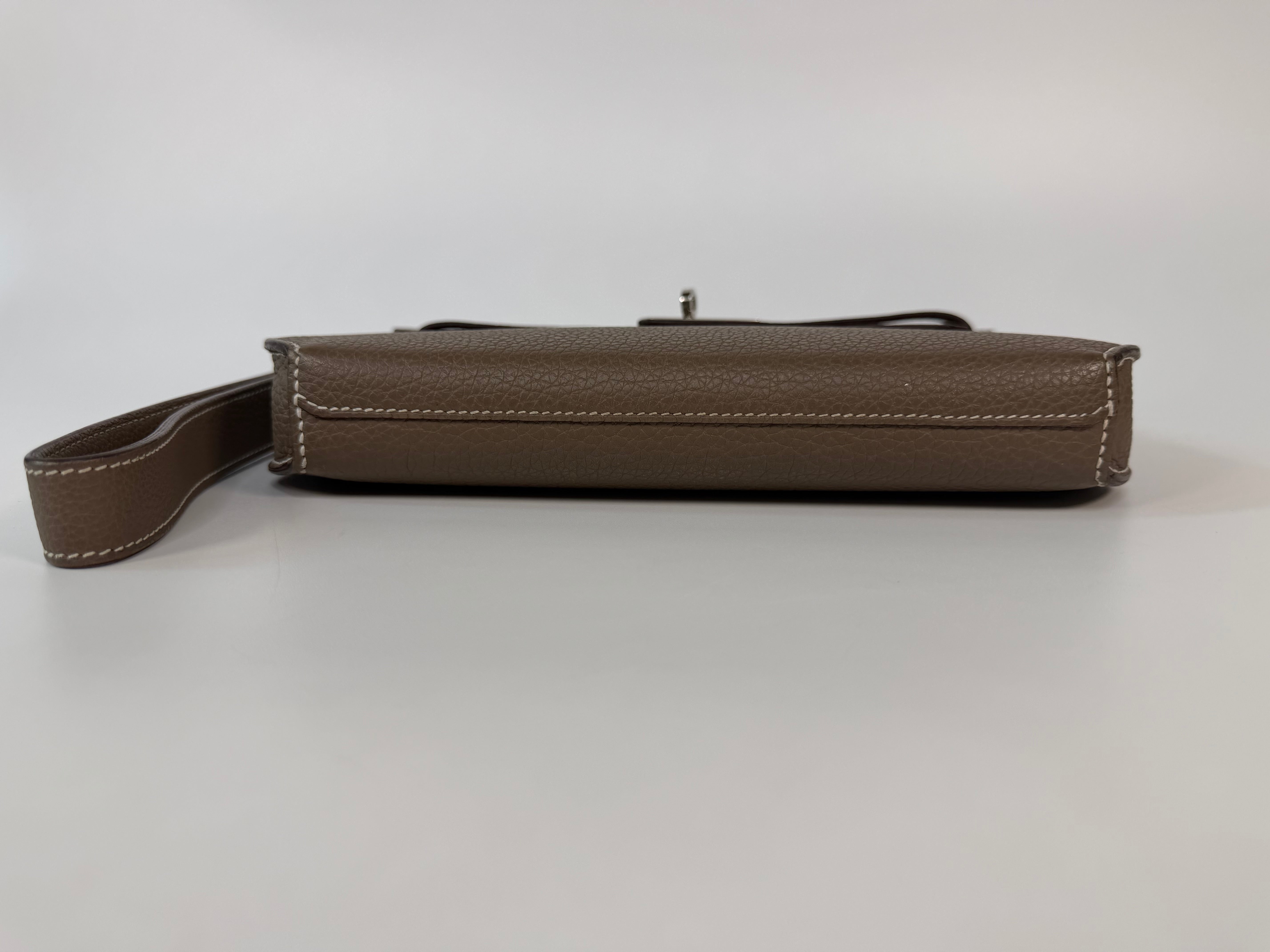 Hermès Depeches 25 In Etoupe Togo Leather With Palladium Hardware in excellent condition 100% authentic and preloved