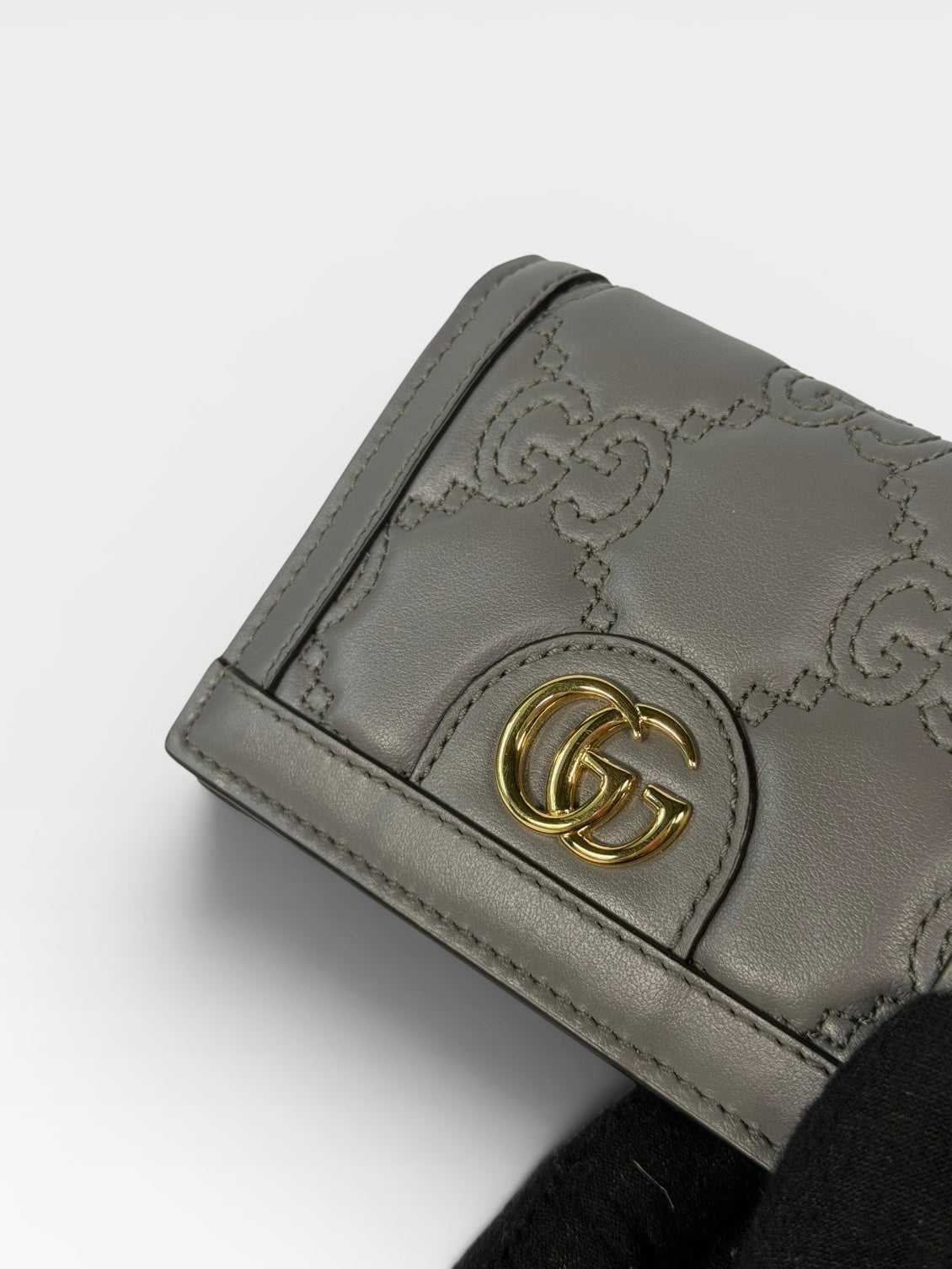 Gucci GG Embossed Wallet In Grey Leather With Gold Hardware. Authentic and preloved in excellent condition.