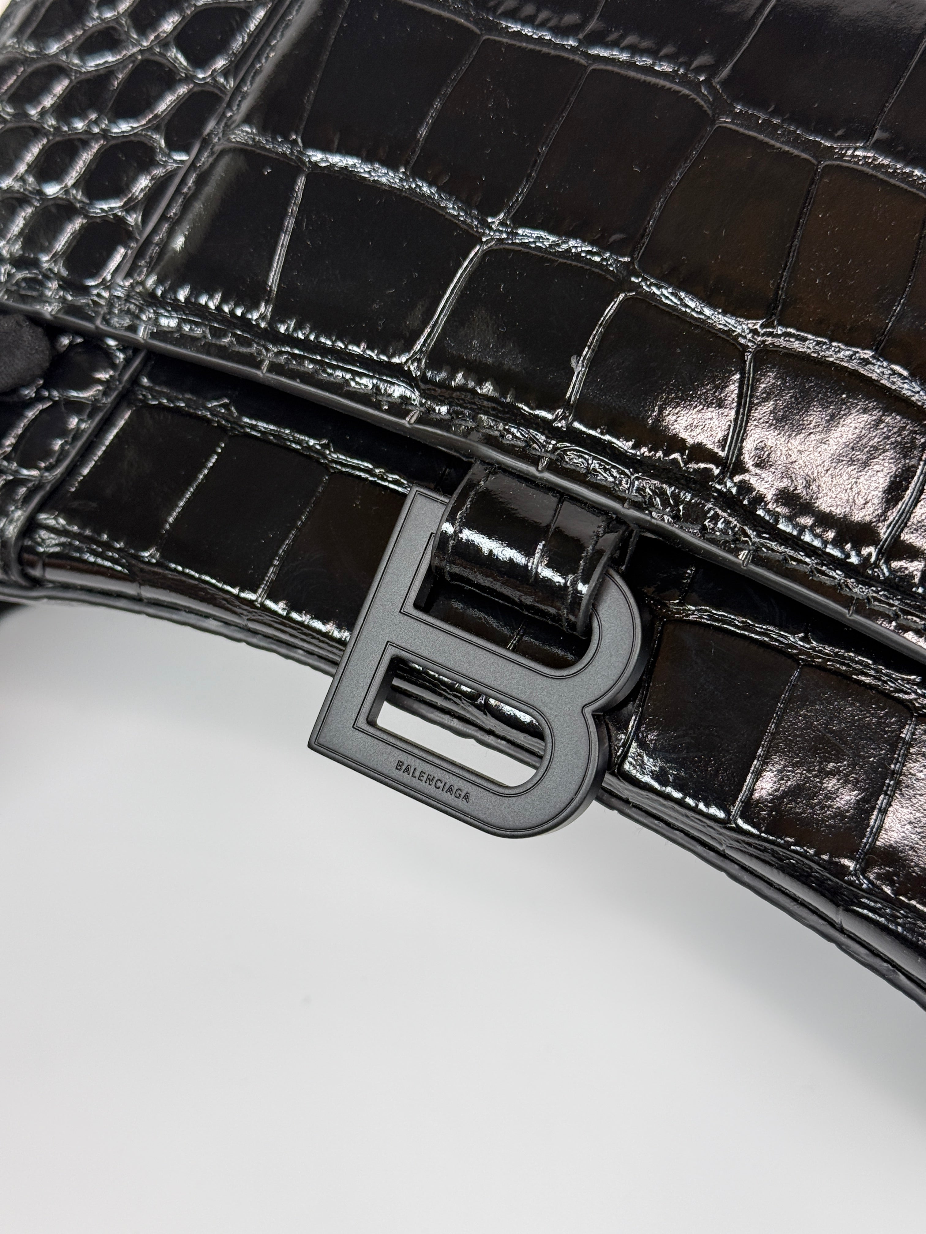 Balenciaga Small Croc Embossed Hourglass Bag In Black Leather With Black Hardware In excellent Condition.
Authentic Pre Loved Verified by Luxe Cheshire Trusted Designer resale 