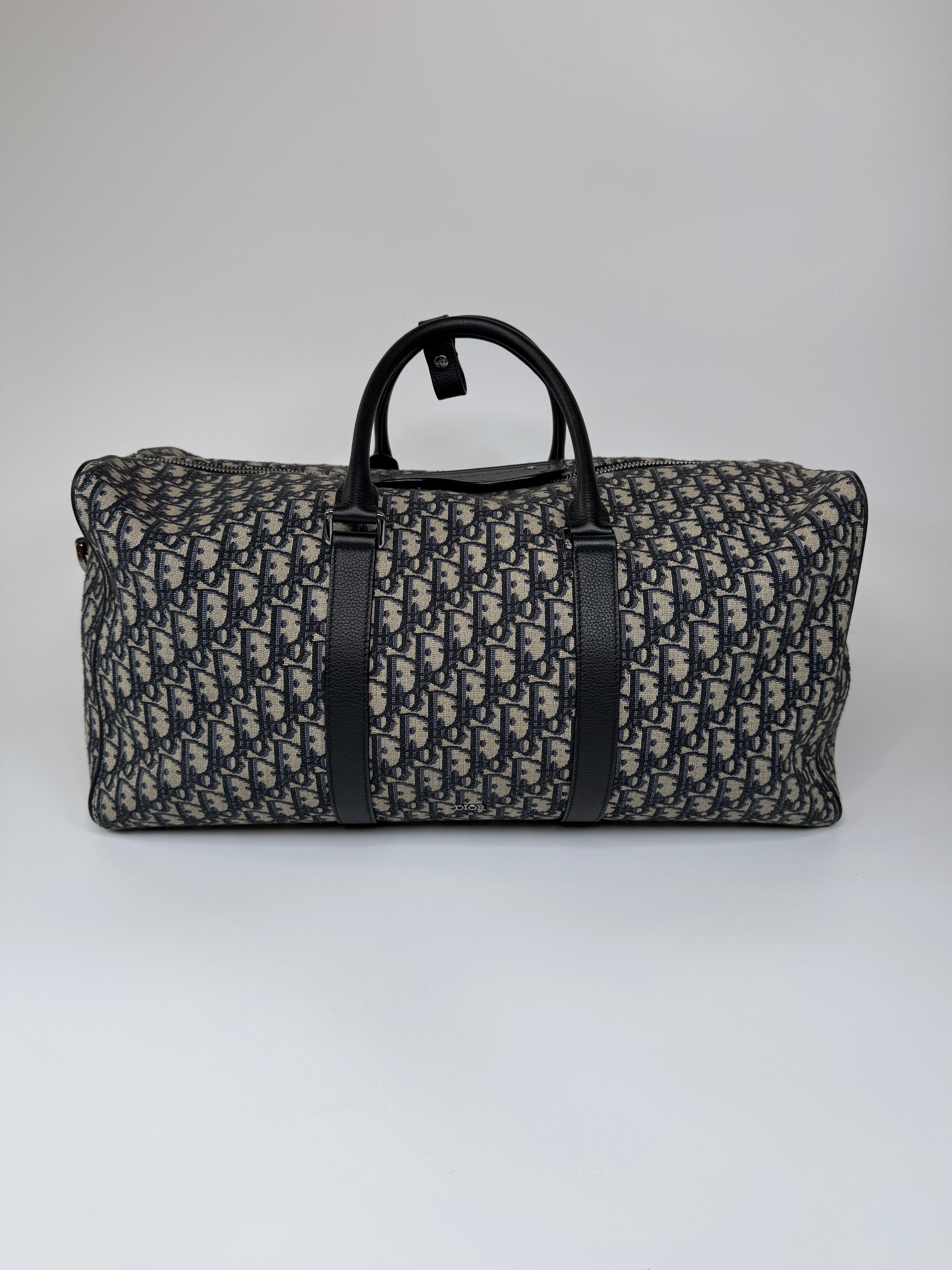 Christian Dior Oblique Canvas Travel Bag With Gold Hardware In Very Good Condition.
Authentic Pre Loved Verified by Luxe Cheshire Trusted Designer resale 