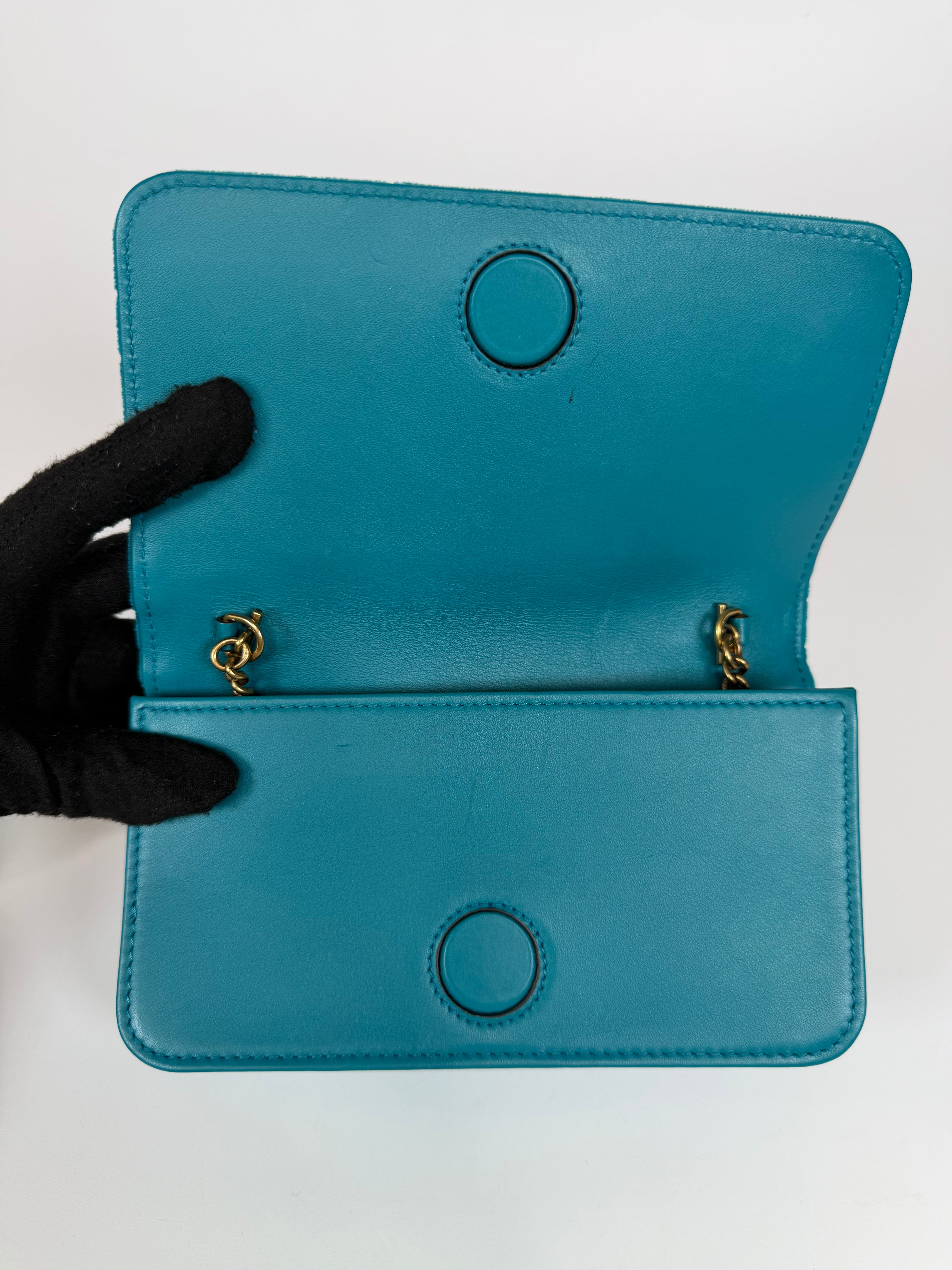 Gucci Wallet On Chain In Turquoise Velvet Excellent condition. Authentic and preloved. Insured next day delivery international shipping. Verified by Luxe Cheshire. 