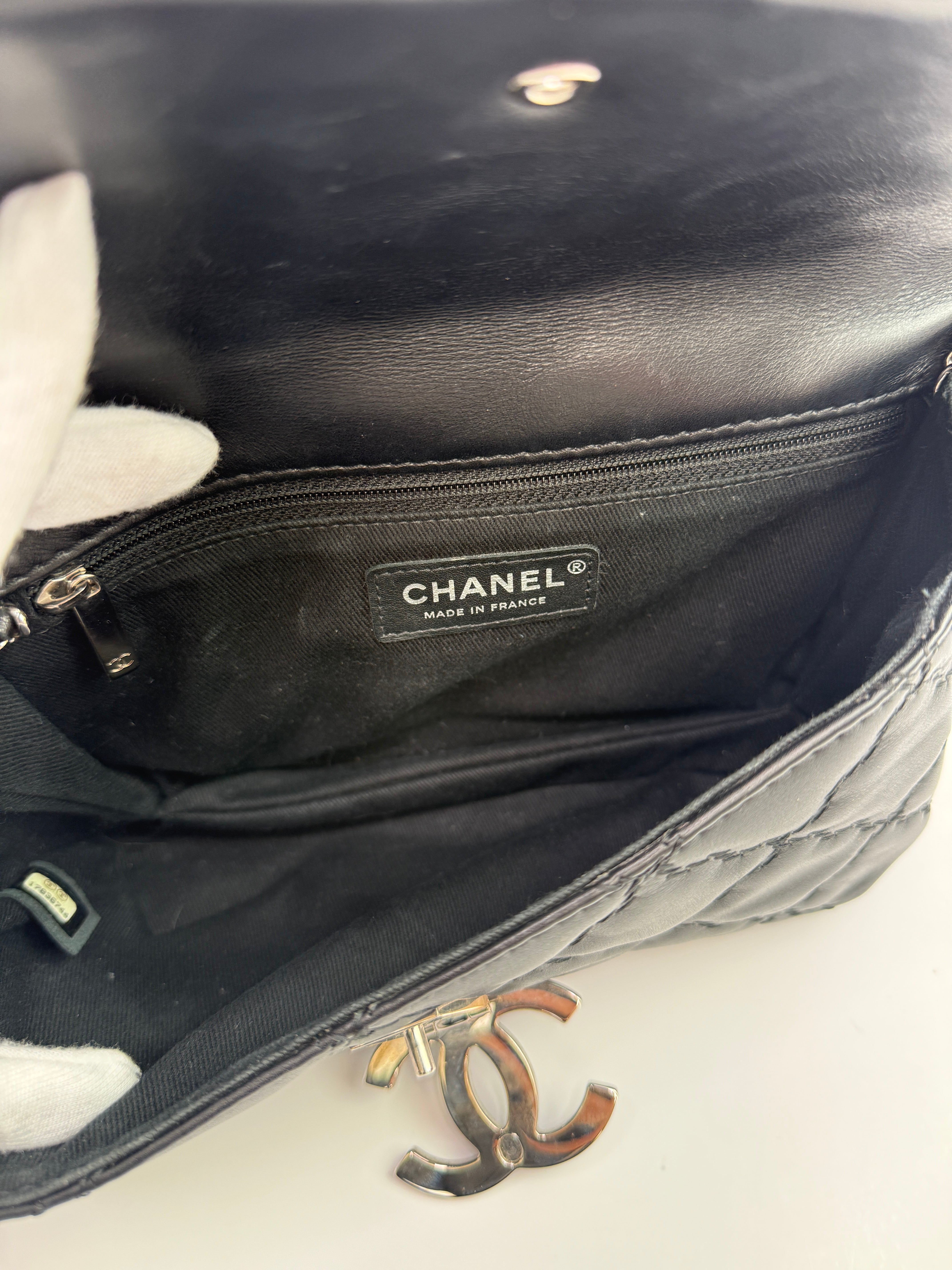 Chanel CC Ultimate Stitch Quilted Flap Bag
Pre Loved & Authentic 