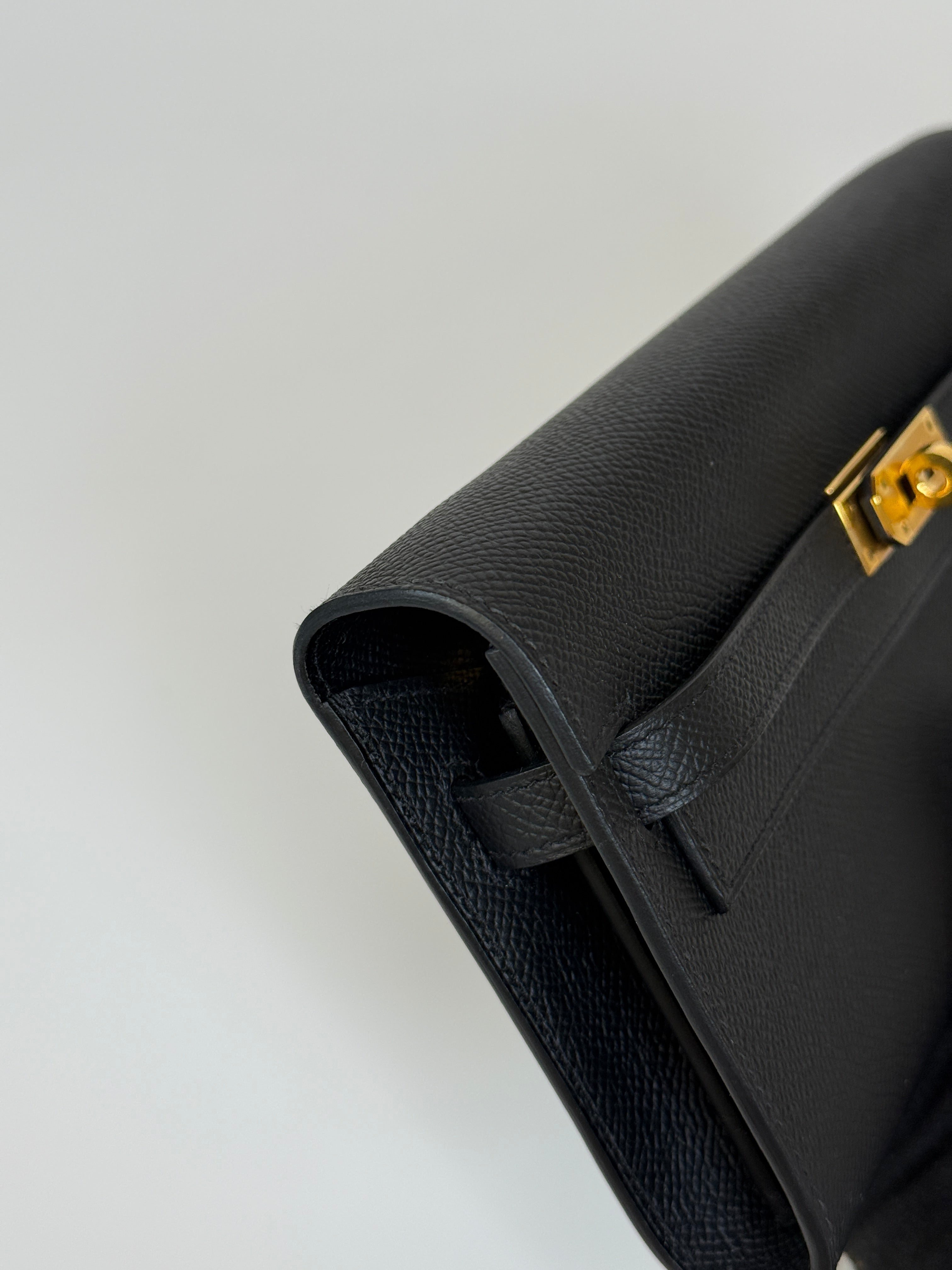 Authentic and preloved Hermès Kelly To Go In Black Epsom Leather With Gold Hardware. New Condition 100% Authenticity guarantee 