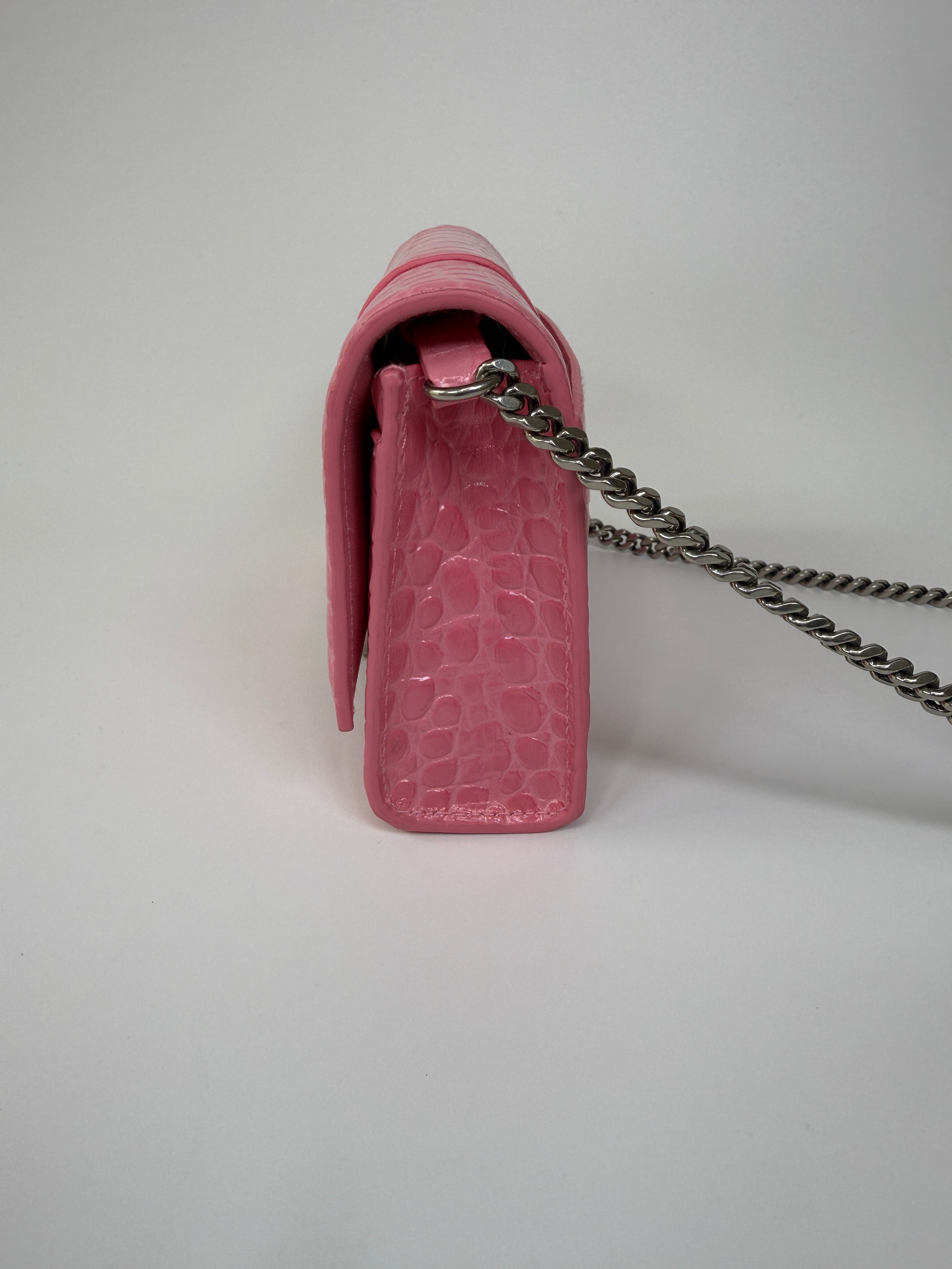 Balenciaga Croc Embossed Hourglass Wallet On Chain In Pink Leather With Gold Hardware.
Authentic Pre Loved Verified by Luxe Cheshire Trusted Designer resale 