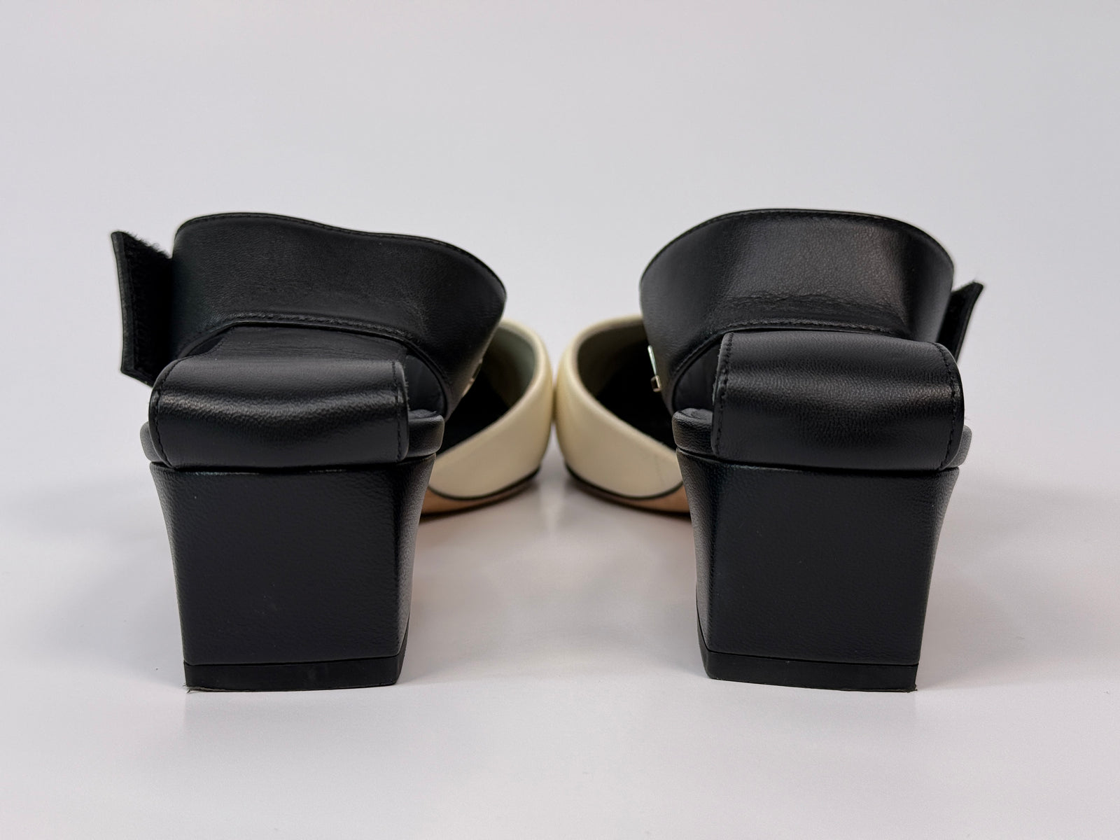 CHANELリボン2ロール白＆黒 Chanel Two-Tone White & Black Kitten Heel Sandals (Size 37/UK4)