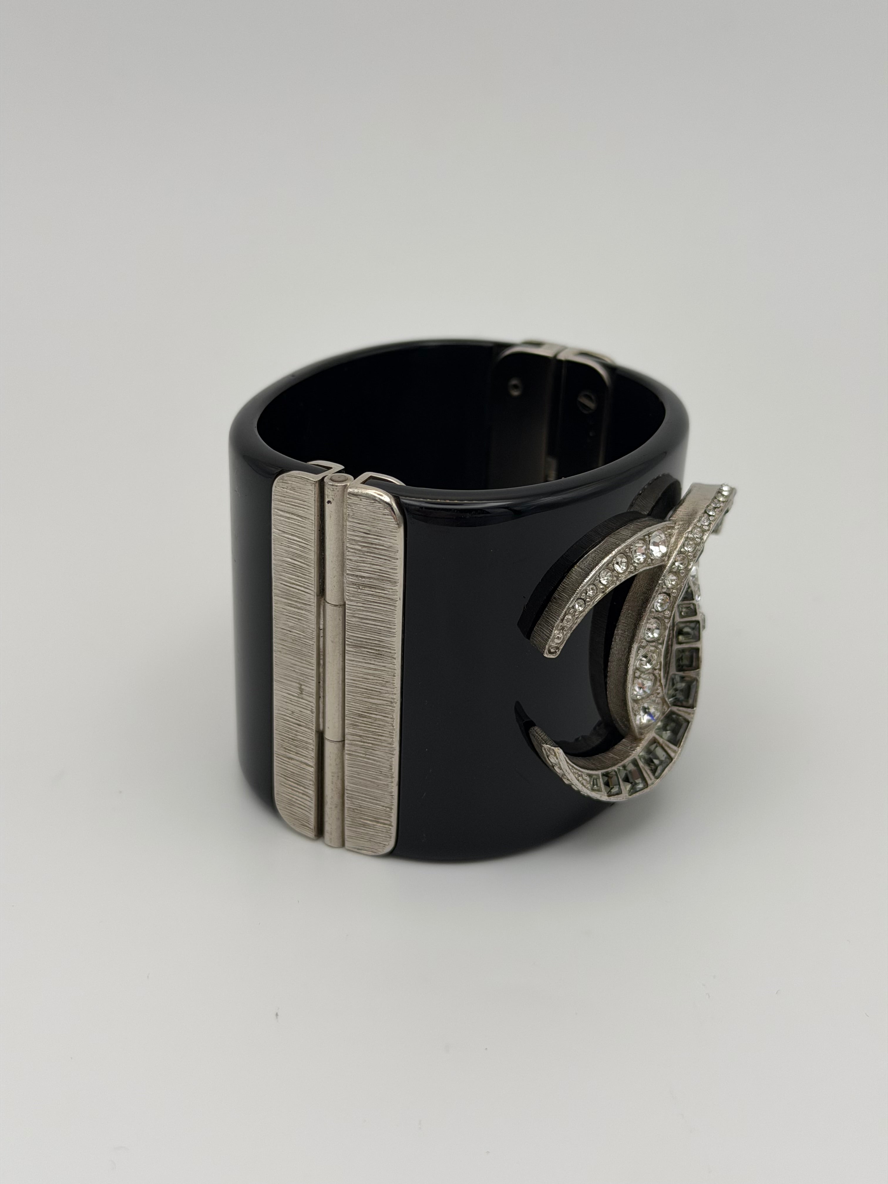 Chanel cc Black resin and rhinestone cuff in black enamel. Very Good condition. Authentic and preloved. 