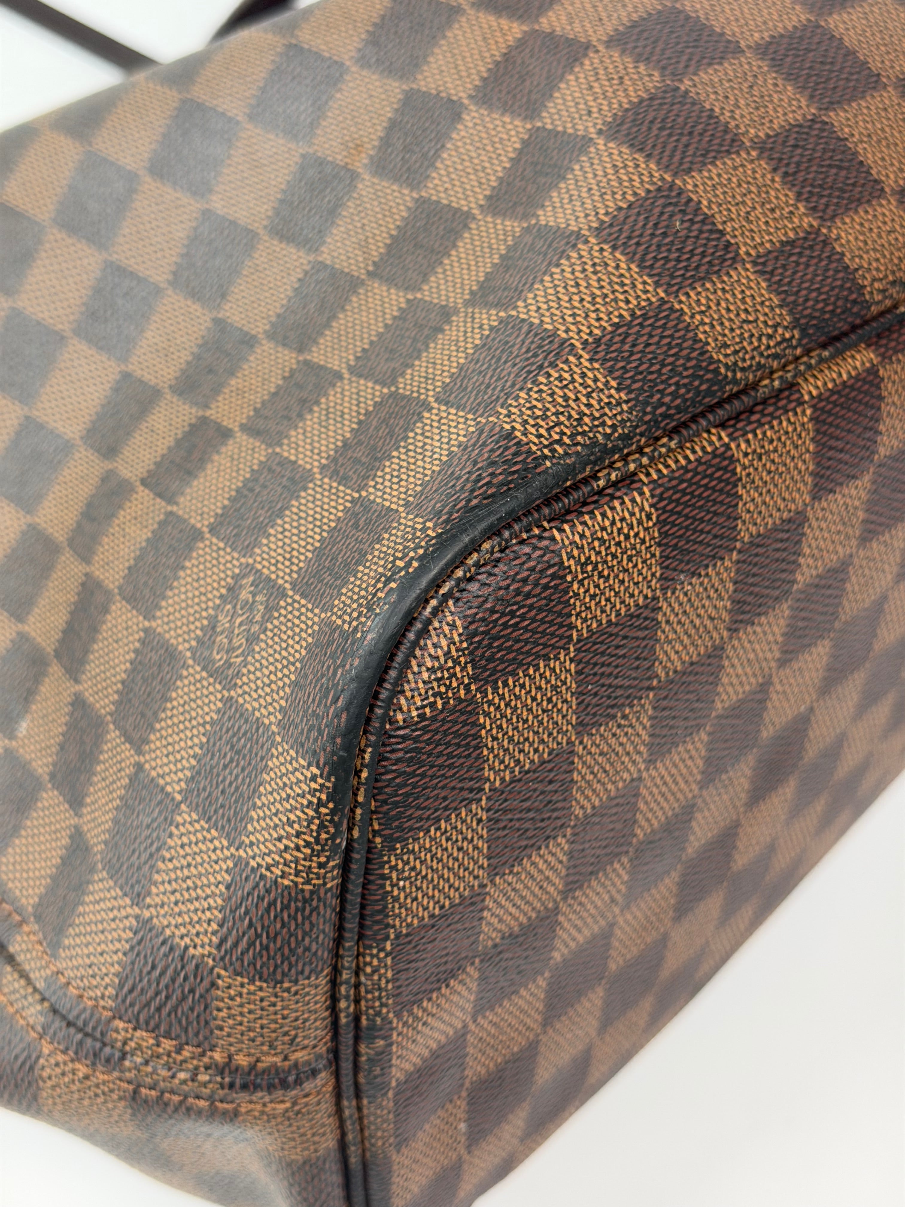 Louis Vuitton Neverfull MM In Damier Ebene Canvas Gold Hardware. Authentic and preloved in very good condition. Verified by Luxe Cheshire. 100% guarantee