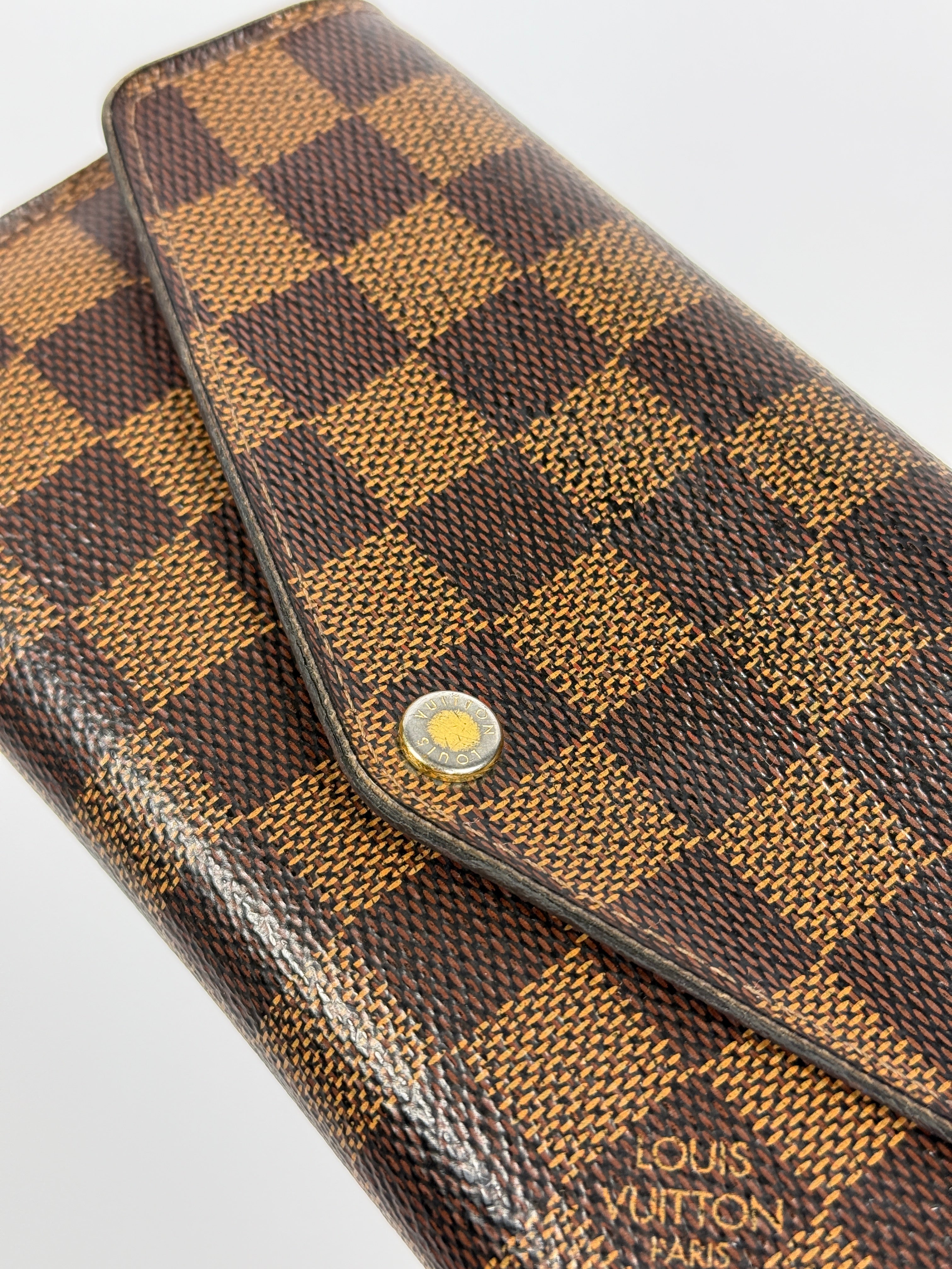 Authentic and preloved Louis Vuitton Sarah Wallet In a good condition verified by Luxe Cheshire