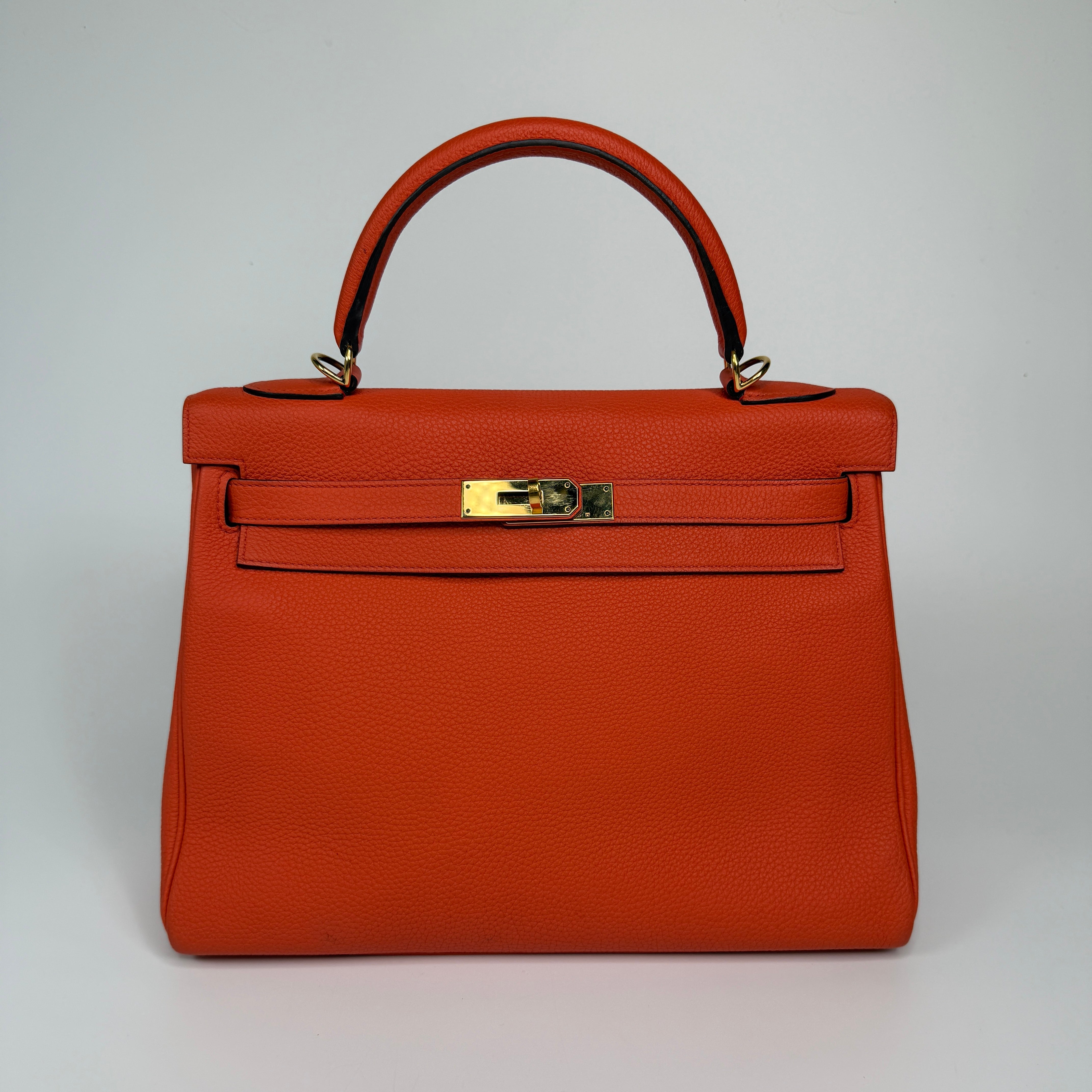 Authentic and preloved Hermès Kelly 28 In Cappucine Togo Leather Gold Hardware. Very Good Condition. 100% Authenticity guarantee 