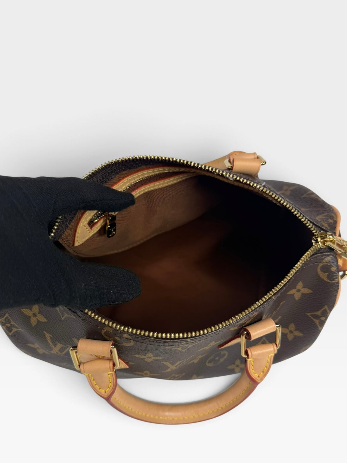 Louis Vuitton Speedy Bandoulière 25 In Monogram Canvas With Gold Hardware. Authentic and preloved in excellent condition. 100% guarantee
