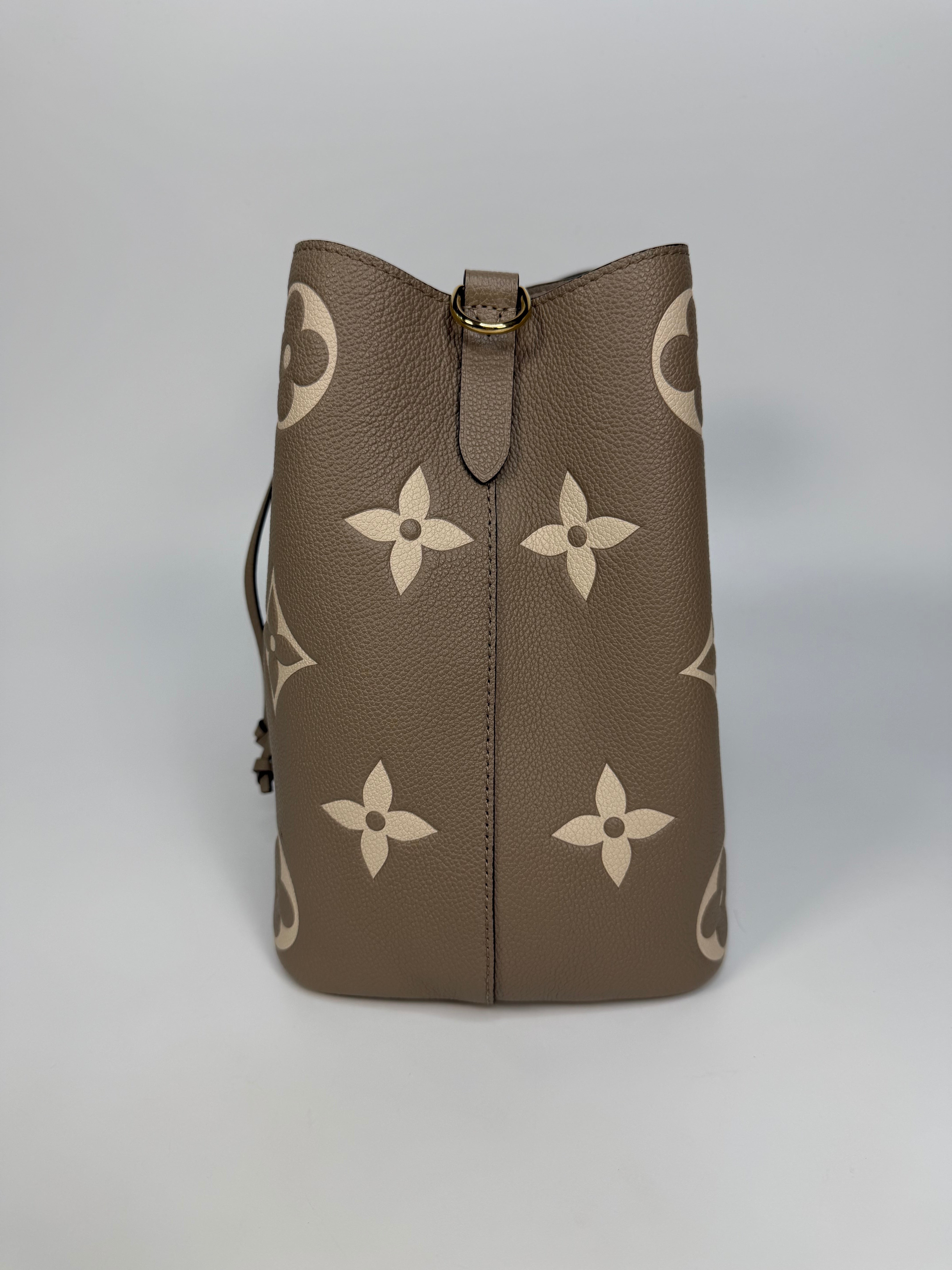 Louis Vuitton NéoNóe Bucket Bag MM Bi Colour Empereinte. Authentic and preloved in excellent condition. 