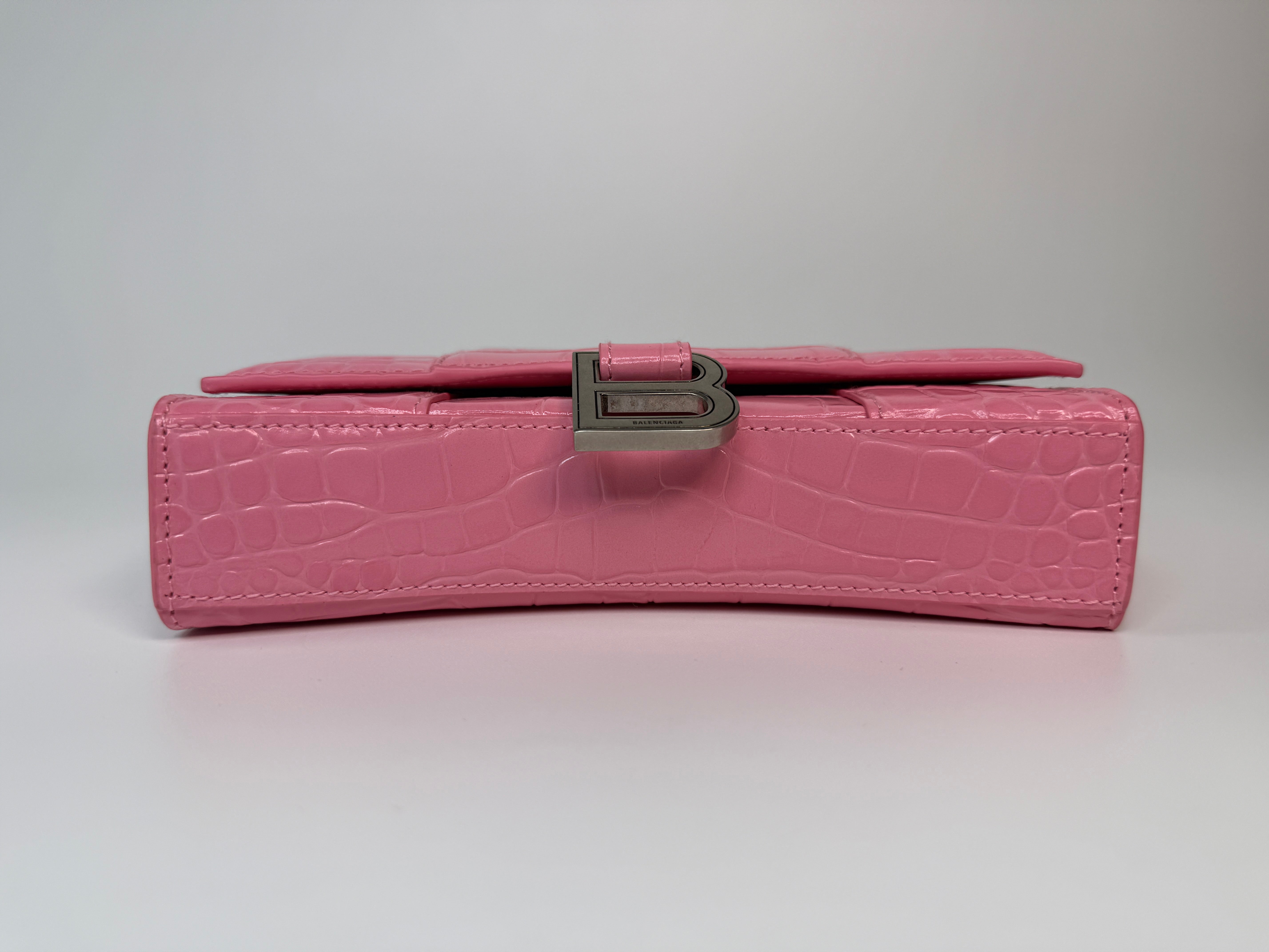 Balenciaga Croc Embossed Hourglass Wallet On Chain In Pink Leather With Gold Hardware.
Authentic Pre Loved Verified by Luxe Cheshire Trusted Designer resale 