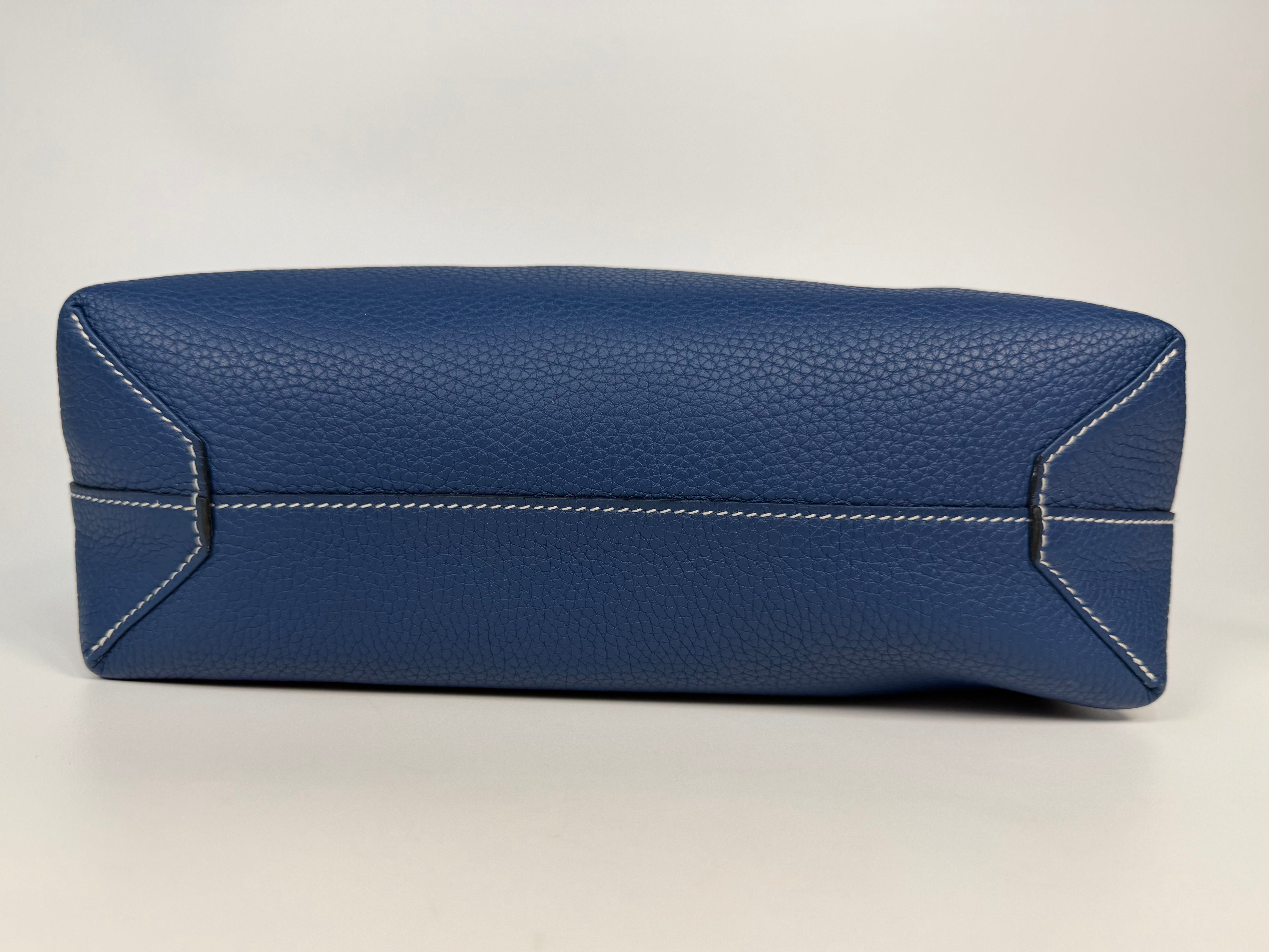 Hermès Double Sens In Bleu Leather
Authentic Pre Loved Verified by Luxe Cheshire Trusted Designer resale