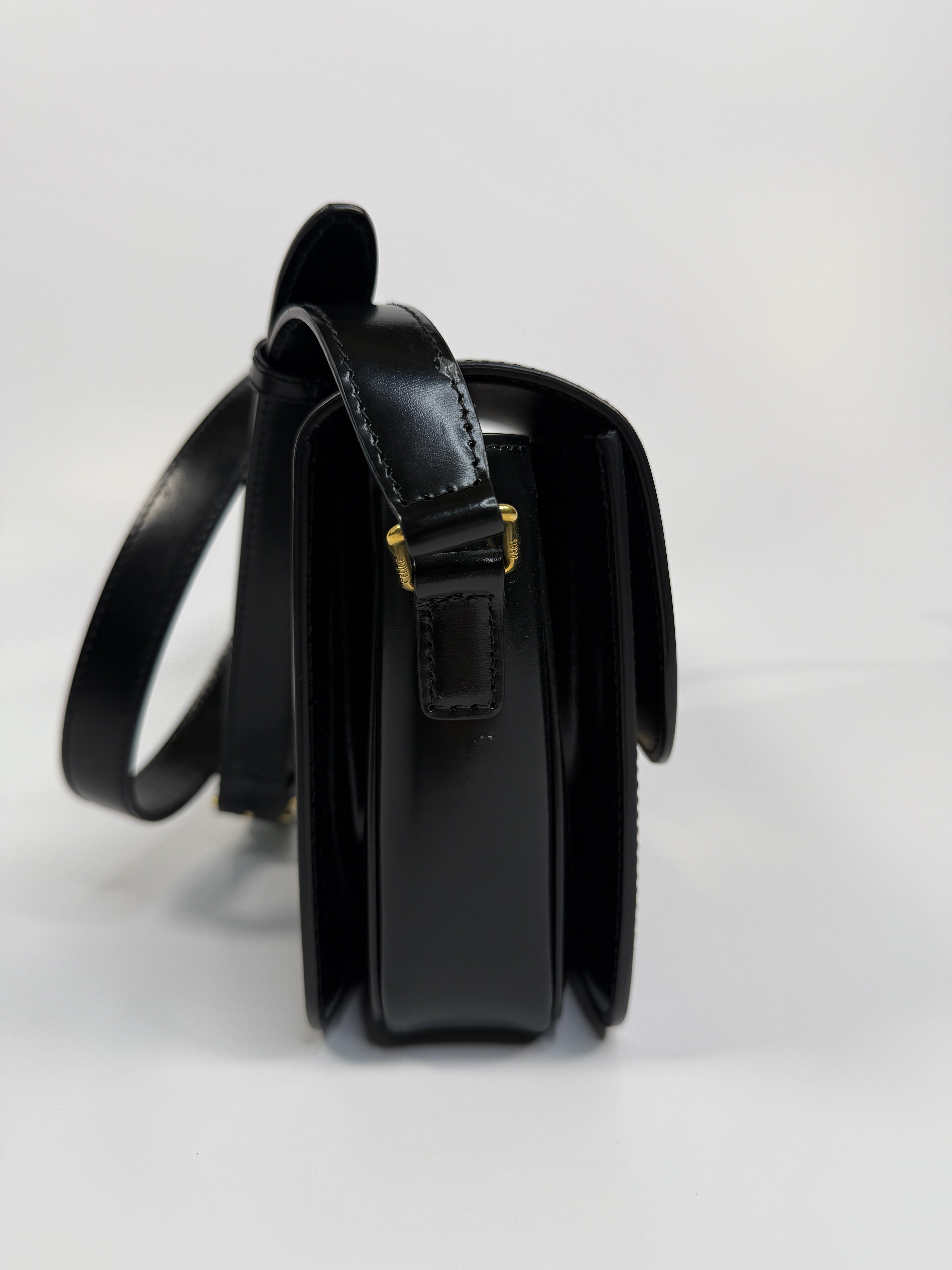 Celine Classique Medium Triomphe Bag In Black Calfskin With Gold Hardware In very good condition. Authentic and pre loved