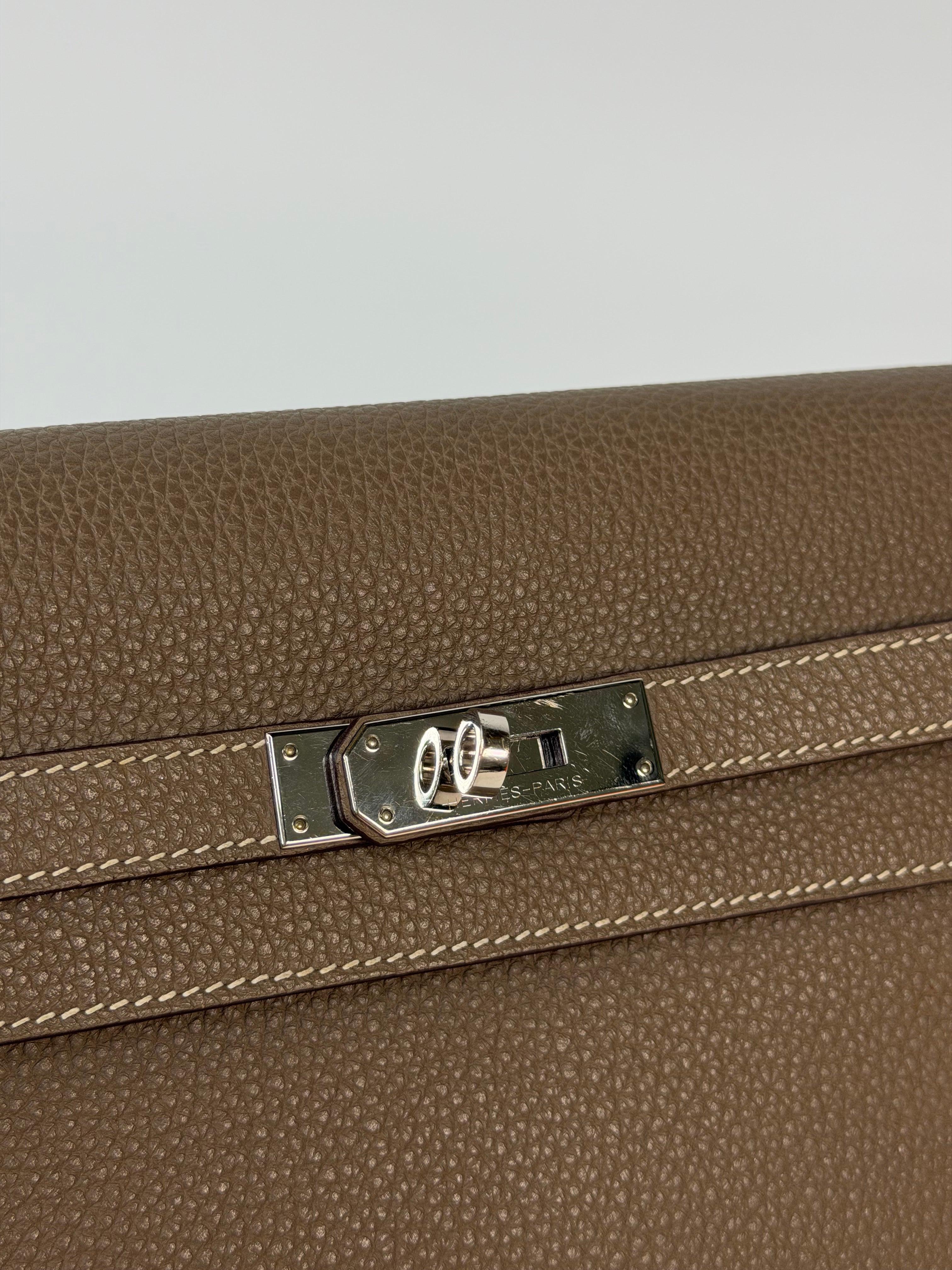 Hermès Depeches 25 In Etoupe Togo Leather With Palladium Hardware in excellent condition 100% authentic and preloved