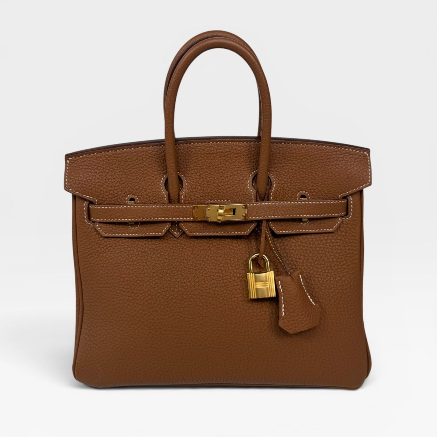 Hermès Birkin 25 In Gold Togo Leather With Gold Hardware. 100% authentic and preloved in excellent condition