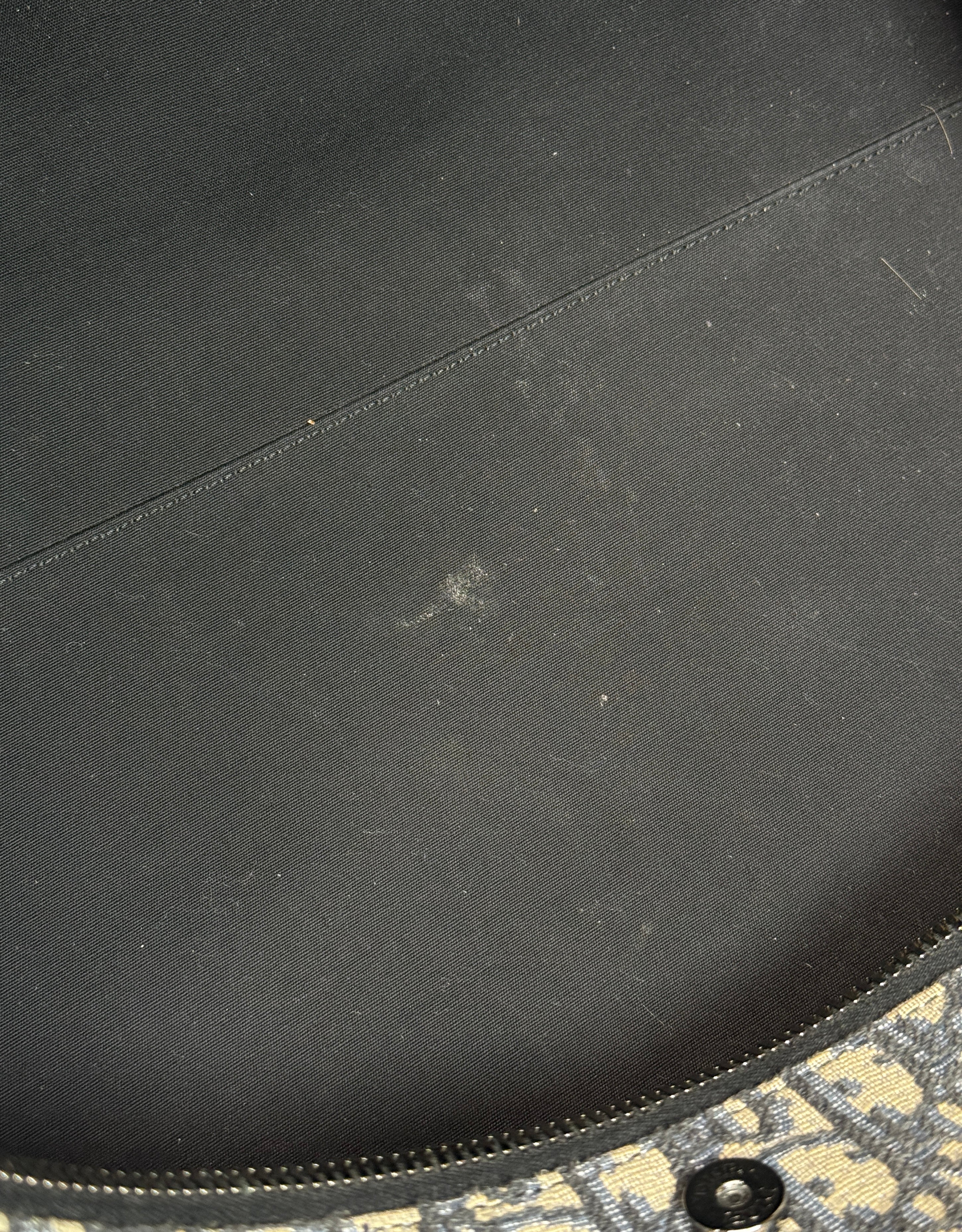 Christian Dior Oblique Canvas Travel Bag With Gold Hardware In Very Good Condition.
Authentic Pre Loved Verified by Luxe Cheshire Trusted Designer resale 