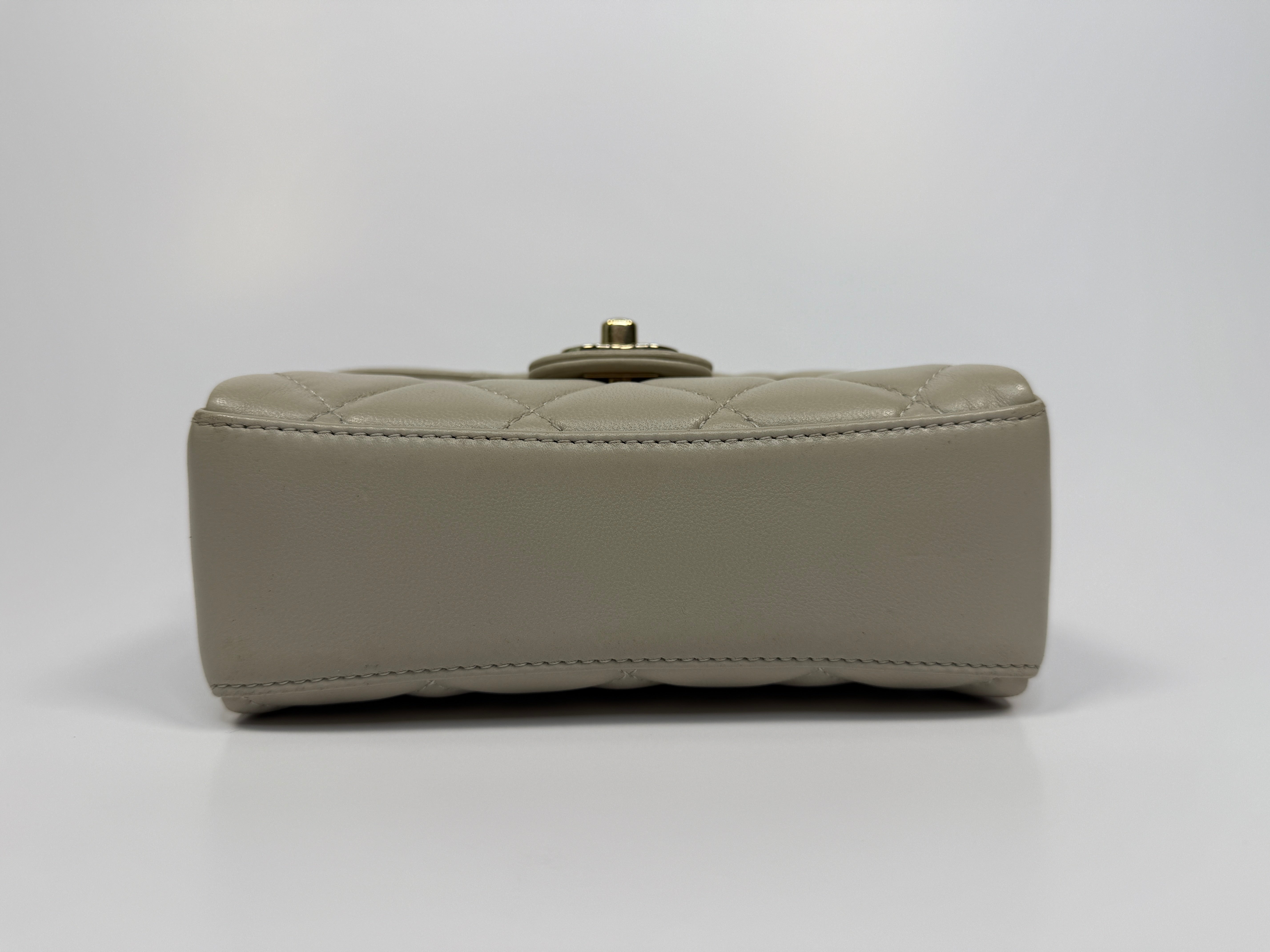 Chanel Seasonal Top Handle Flap Bag
Pre Loved & Authentic 