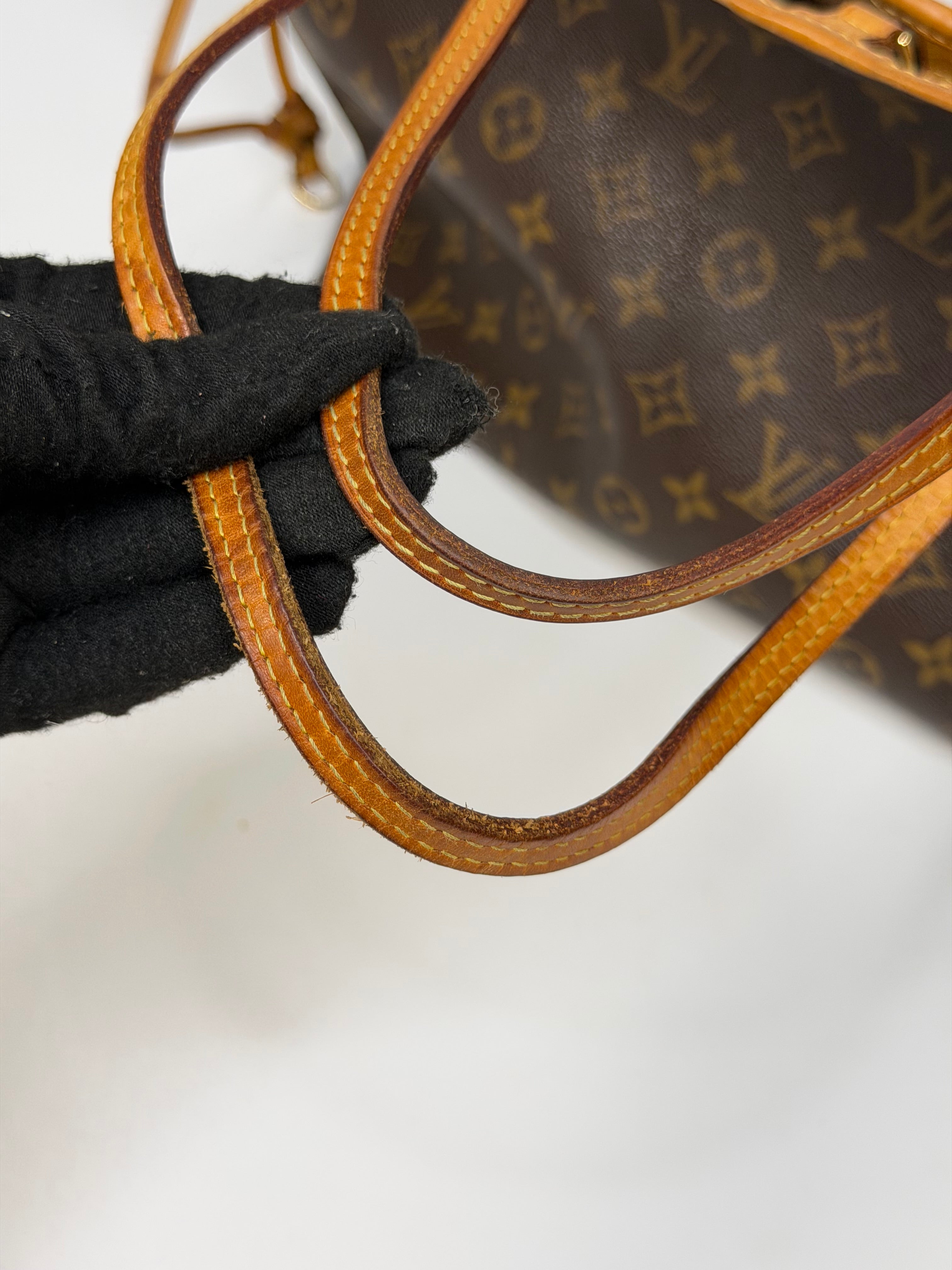 Louis Vuitton Neverfull GM Tote Bag In Monogram. Authentic and preloved in very good condition.