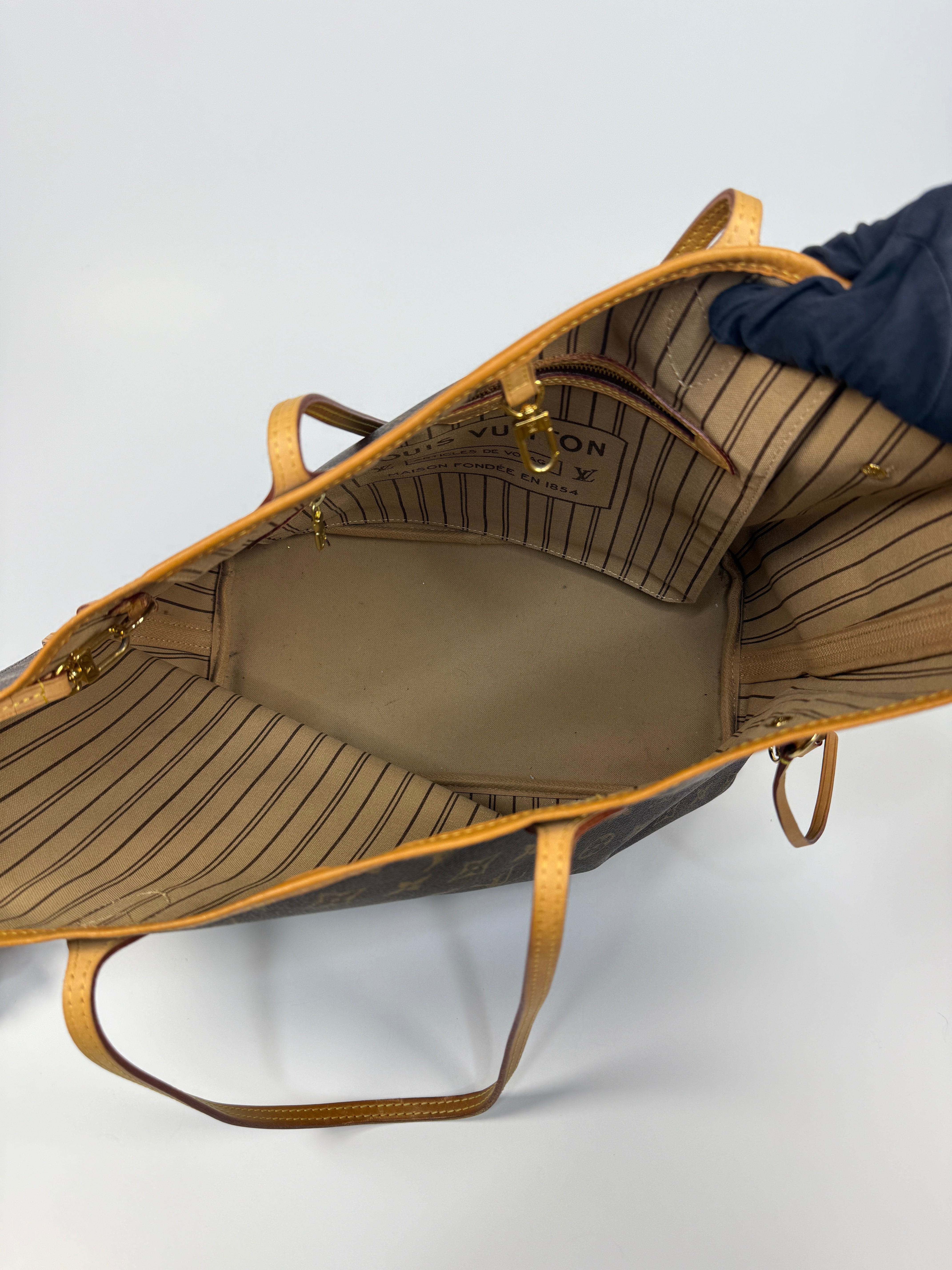 Louis Vuitton Neverfull MM Bag In Brown Monogram . Excellent. Authentic and preloved. 