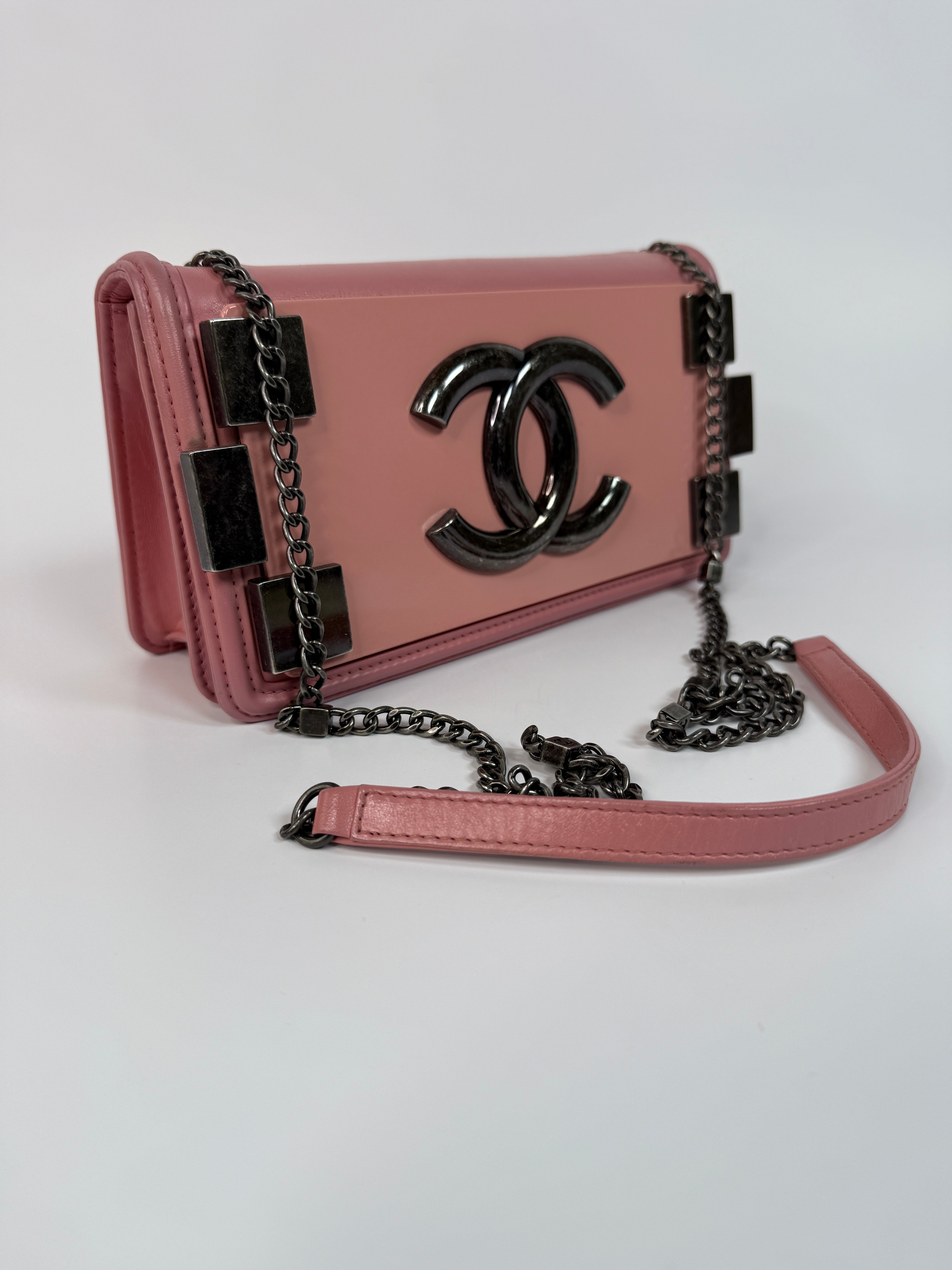 Chanel pink plexiglass Horizontal Boy Brick Bag
Pre Loved & Authentic 