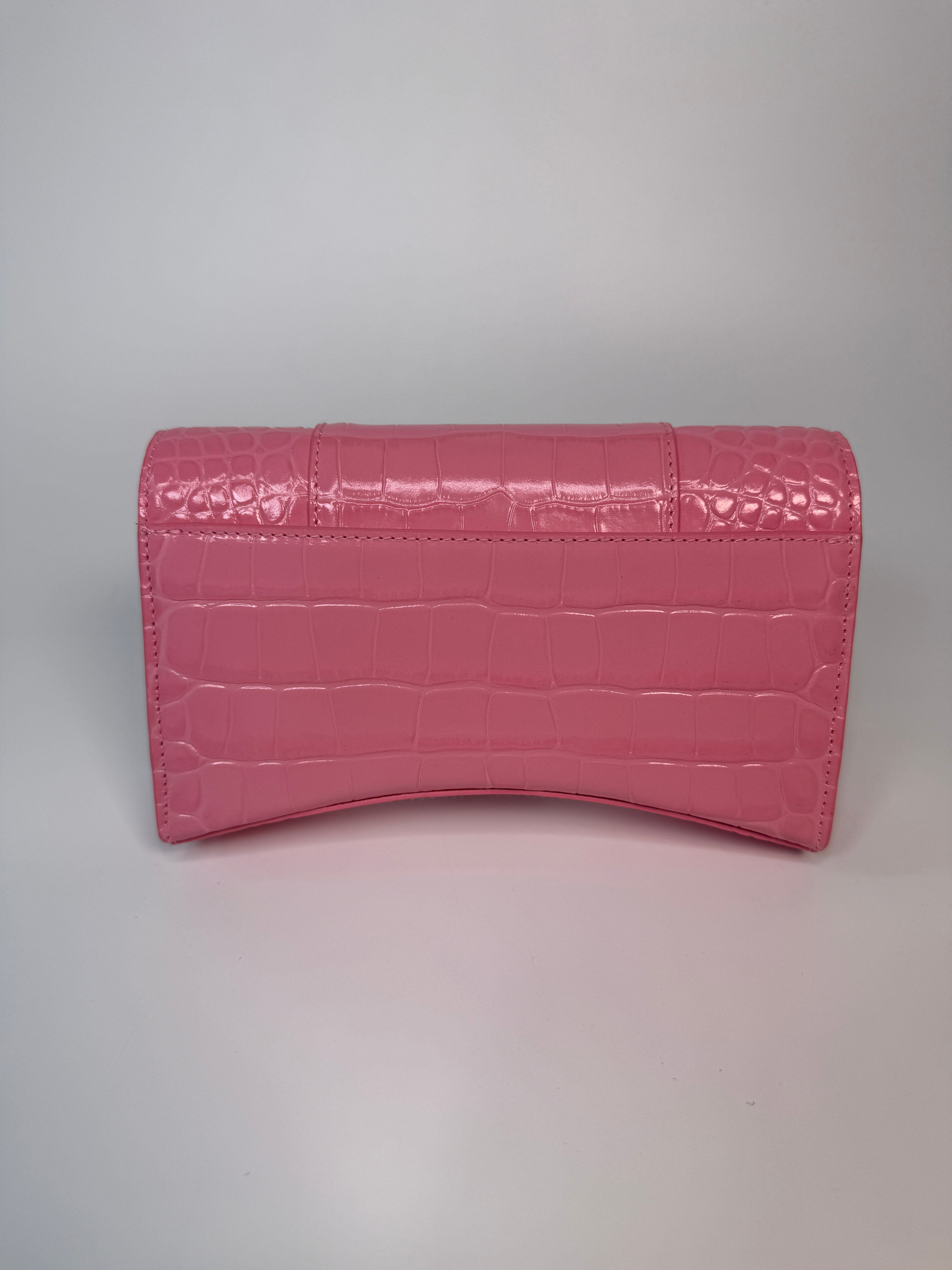 Balenciaga Croc Embossed Hourglass Wallet On Chain In Pink Leather With Gold Hardware.
Authentic Pre Loved Verified by Luxe Cheshire Trusted Designer resale 