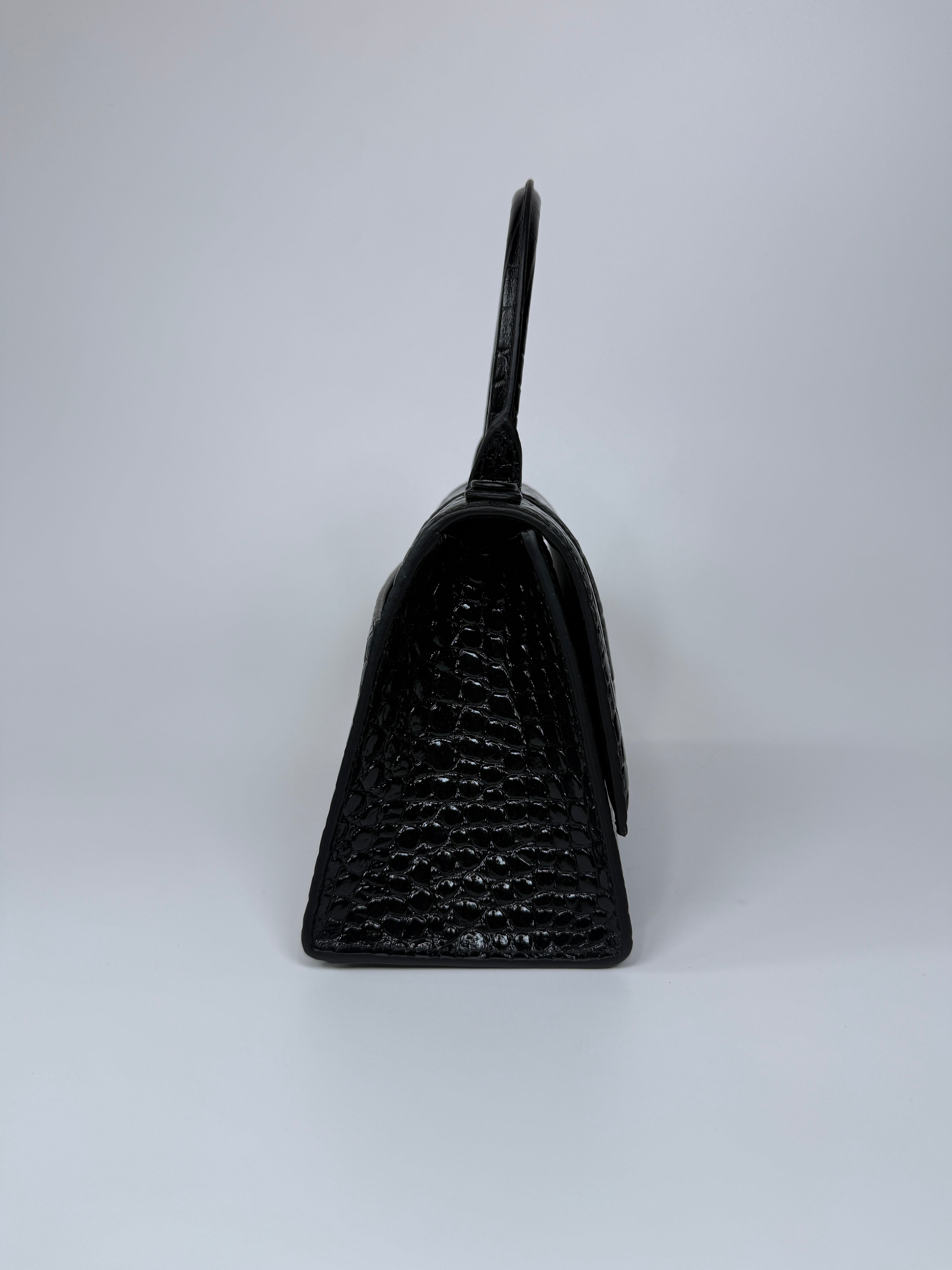 Balenciaga Small Croc Embossed Hourglass Bag In Black Leather With Black Hardware In excellent Condition.
Authentic Pre Loved Verified by Luxe Cheshire Trusted Designer resale 