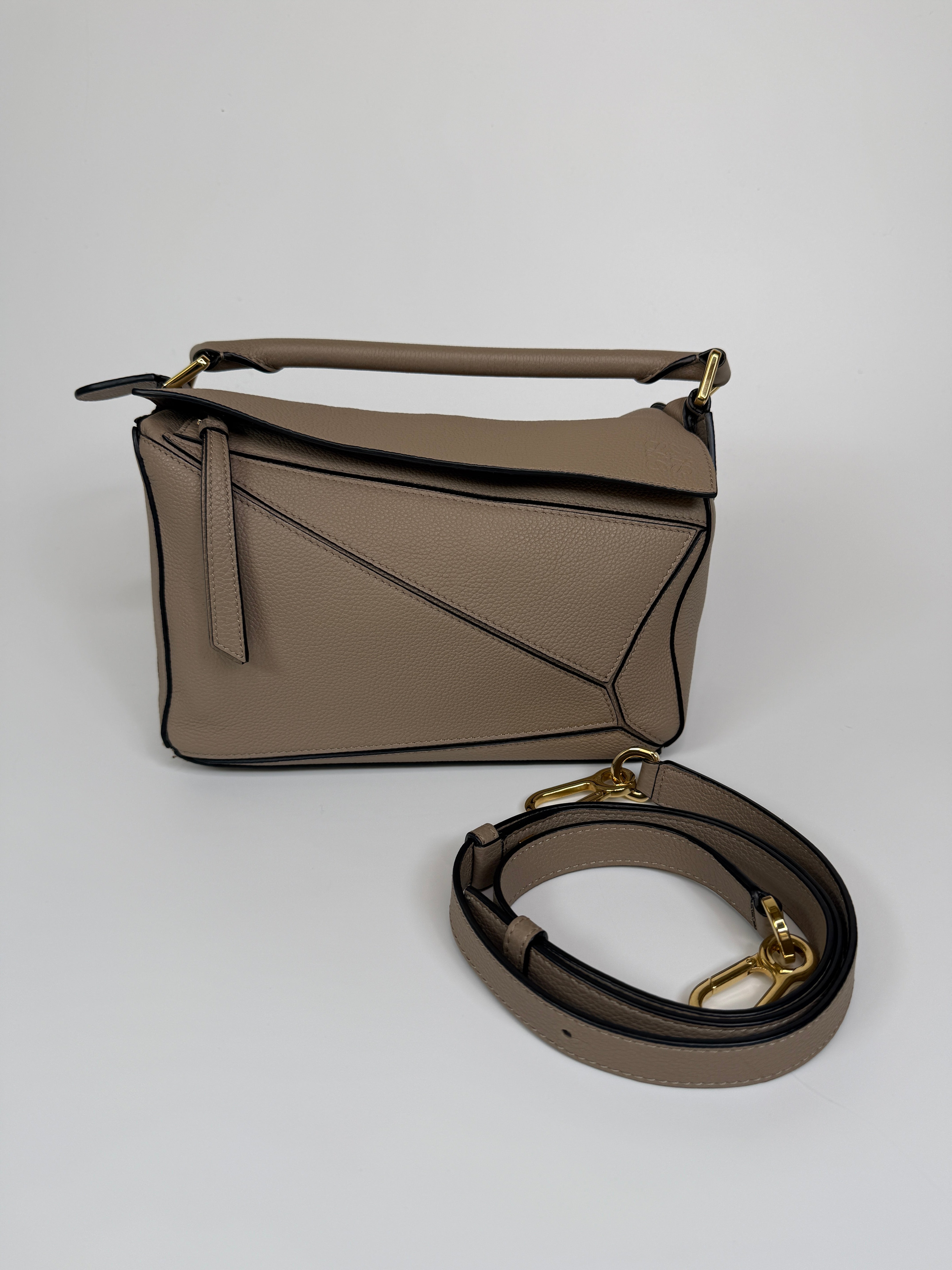Authentic and preloved Loewe Small Puzzle bag In Taupe Calfskin Leather With Gold Hardware In Excellent Condition. 100% Authenticity guarantee 