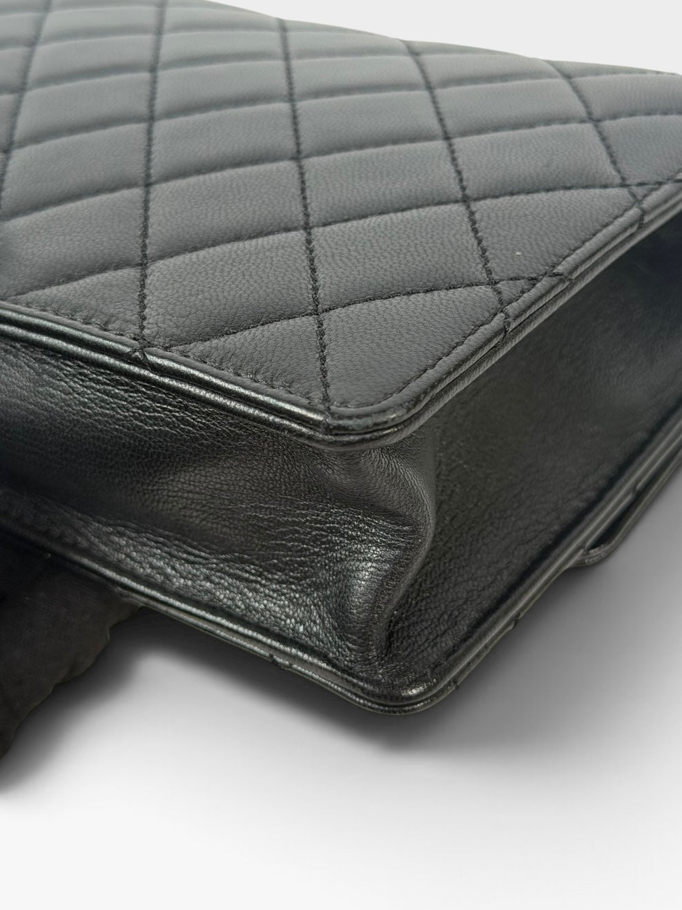Chanel Chic Pearls Bag In Black Quilted Lambskin With Gold Hardware. 100% authentic and preloved in excellent condition