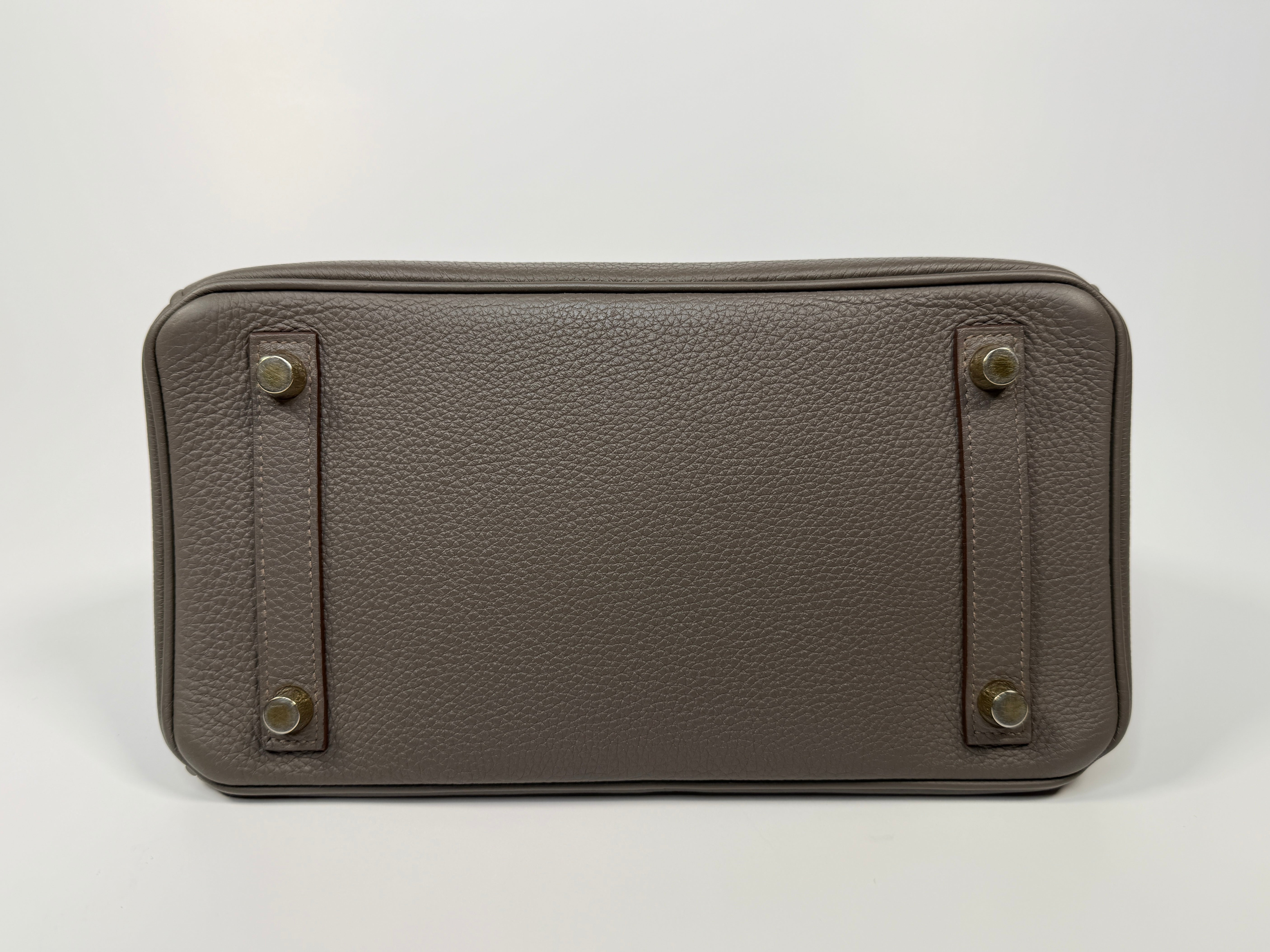 Hermès Birkin 25 In Etain Togo Leather With Gold Hardware. Authentic and pre loved. Excellent condition