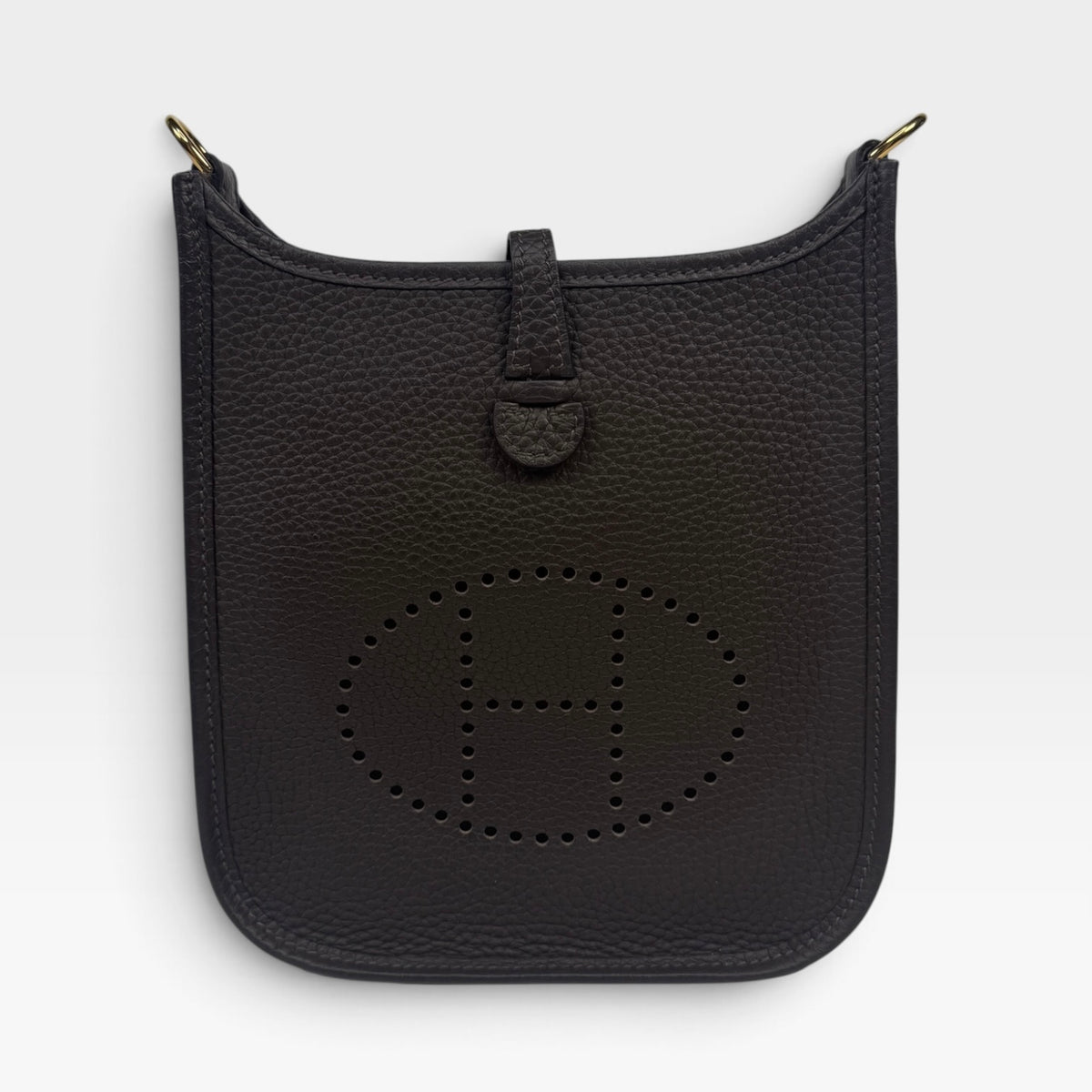 Hermès Evelyne TPM In Ebene Clemence Leather With Gold Hardware. 100% authentic and pre loved in excellent condition. 