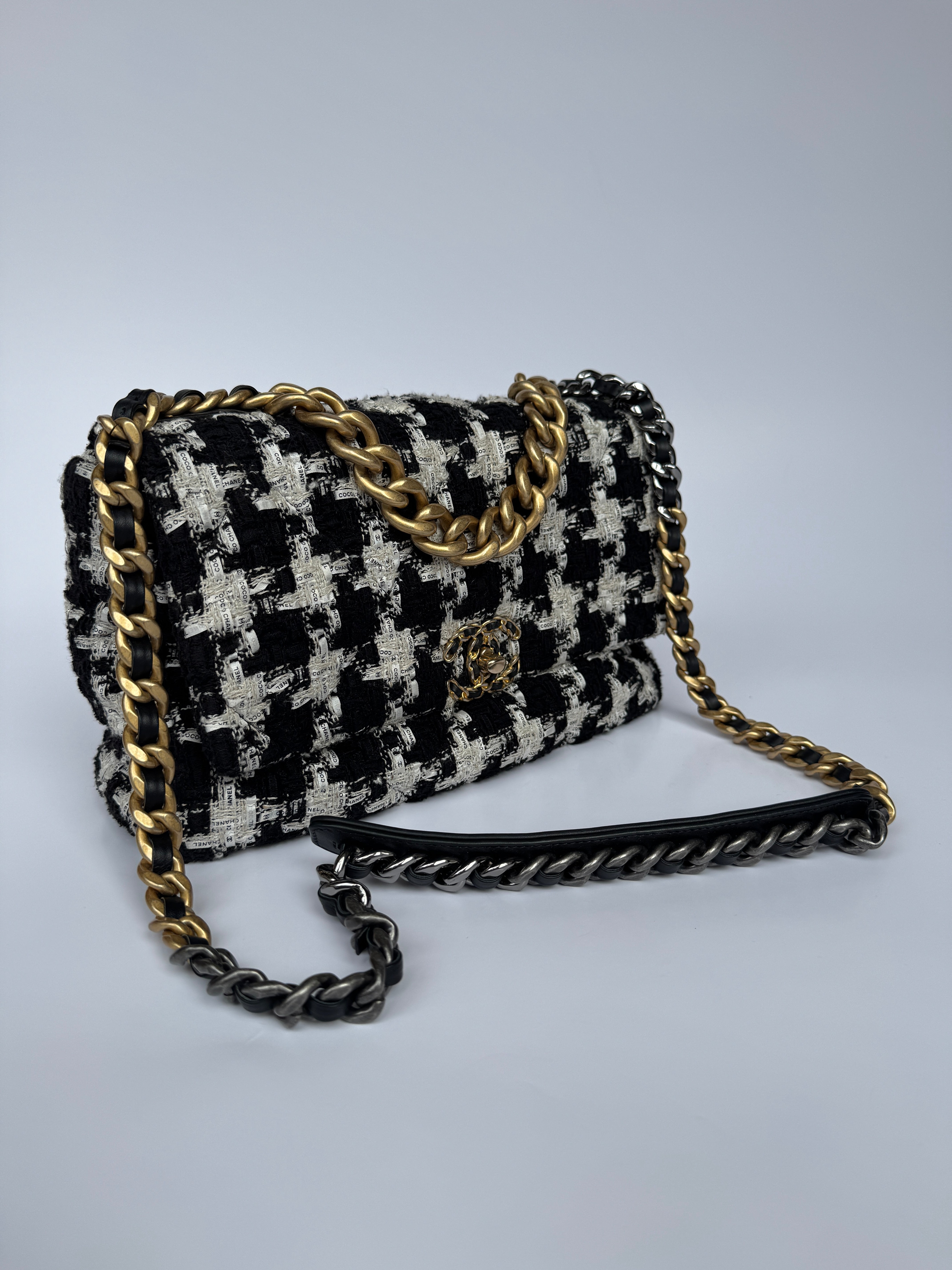 Chanel 19 Large In Houndstooth Tweed
Pre Loved & Authentic 