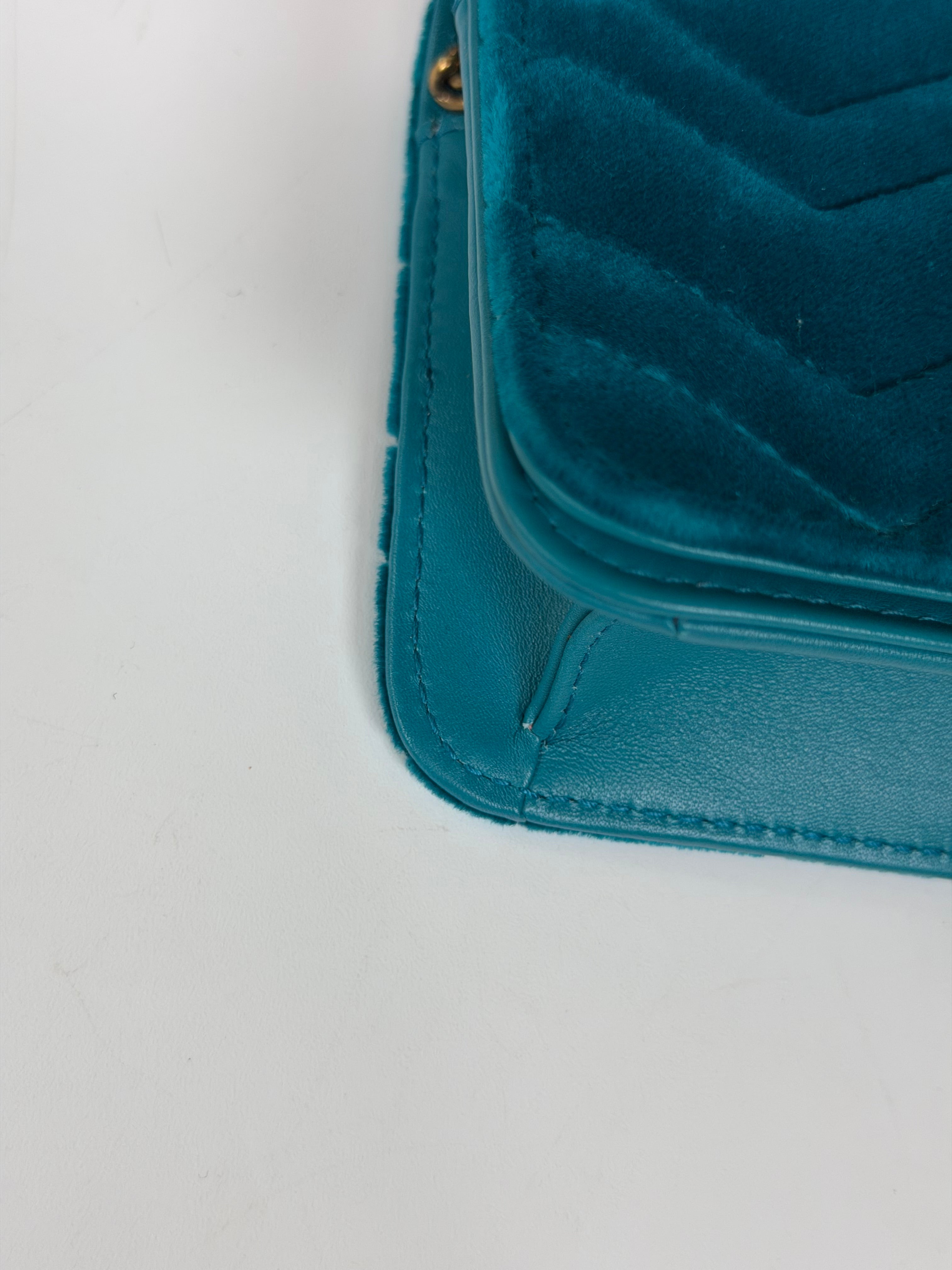 Gucci Wallet On Chain In Turquoise Velvet Excellent condition. Authentic and preloved. Insured next day delivery international shipping. Verified by Luxe Cheshire. 
