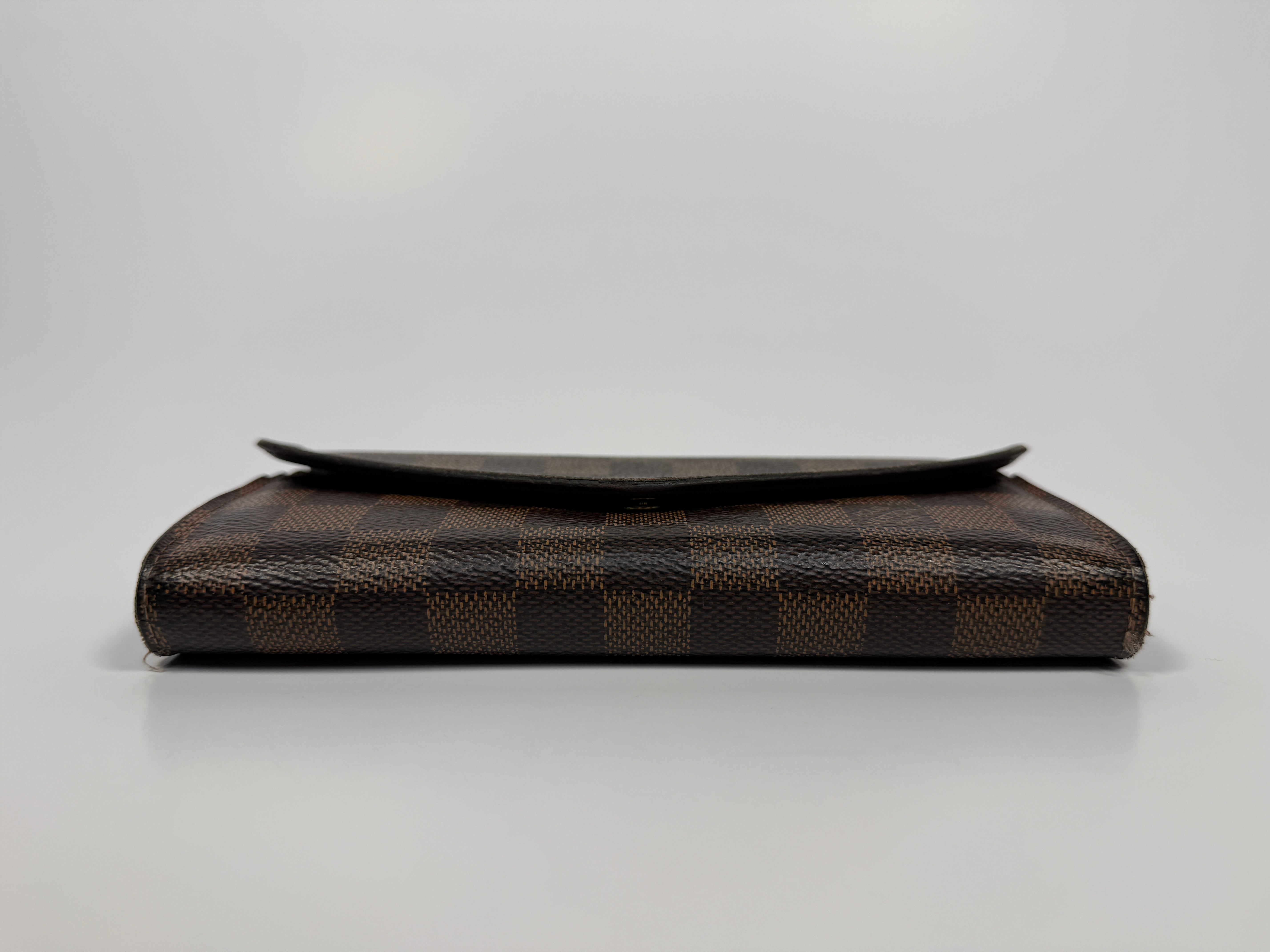 Authentic and preloved Louis Vuitton Sarah Wallet In a good condition verified by Luxe Cheshire